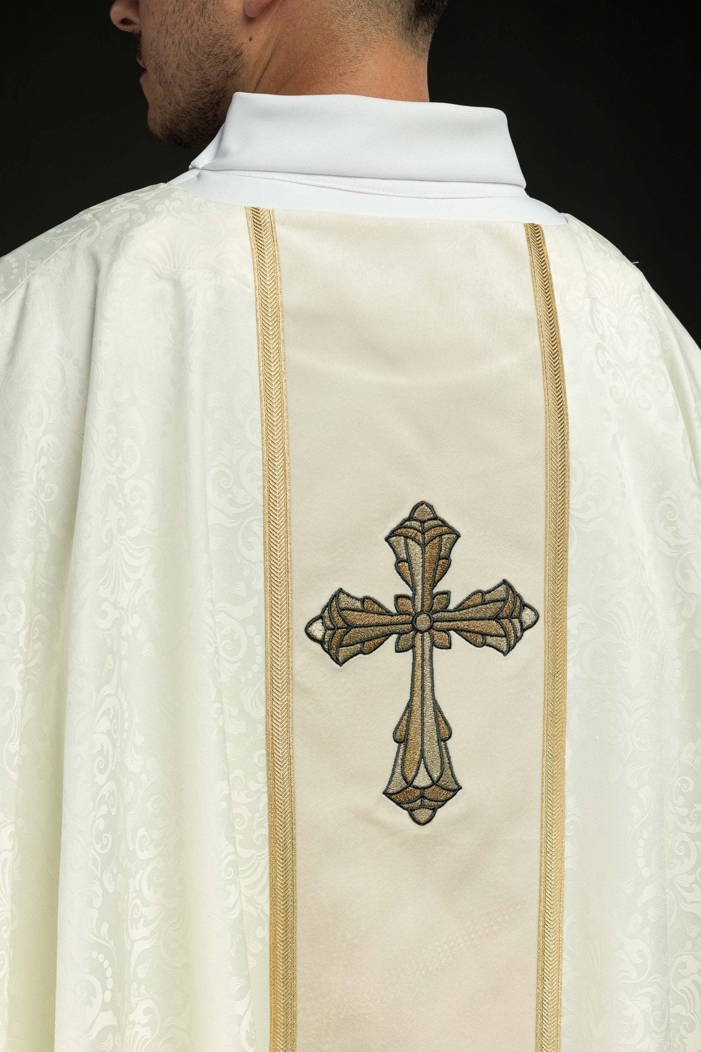 Casula liturgica color ecru con stolone e ricamo della croce su tessuto jacquard KOA/007/05/98 - PERILPRETE.IT