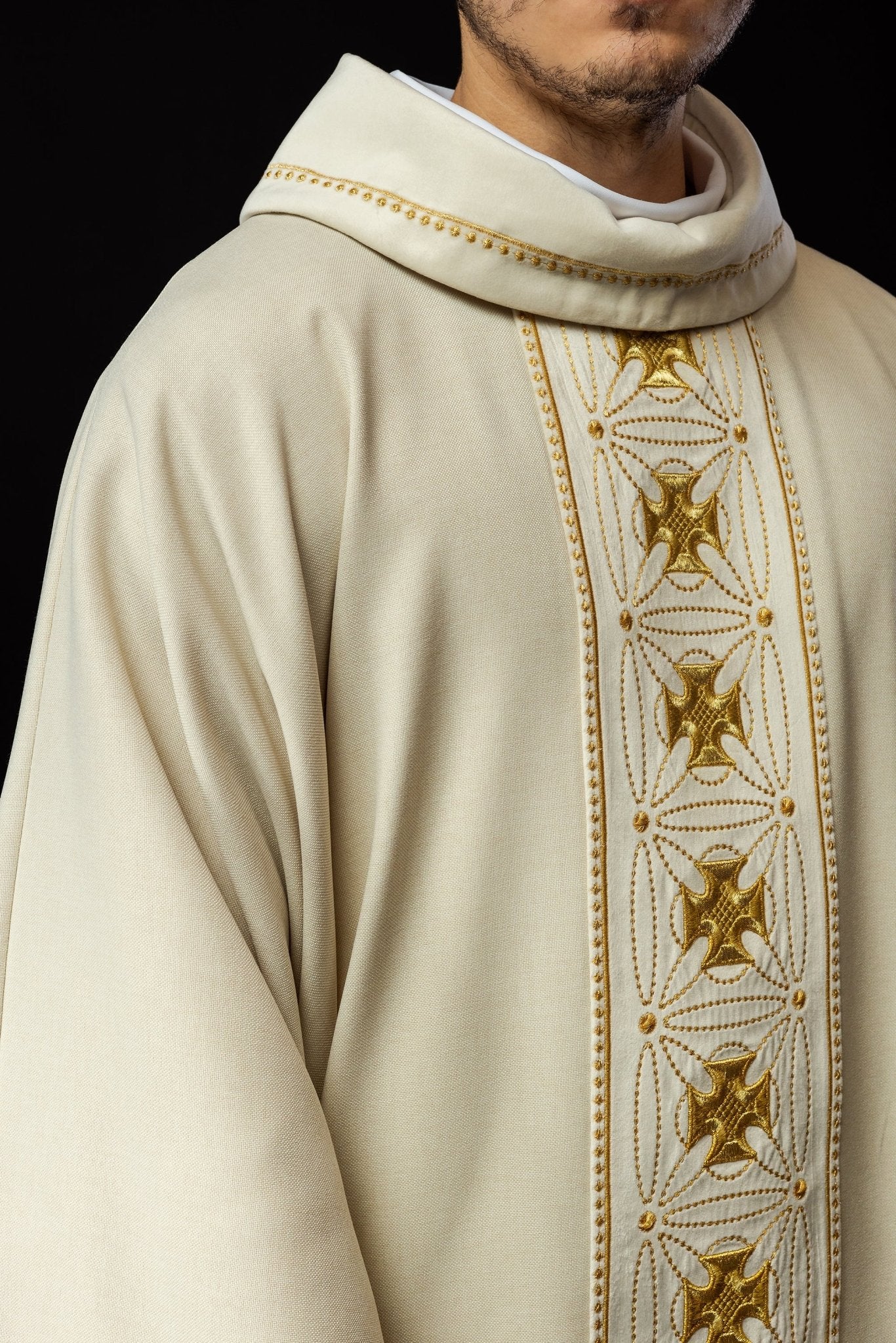 Casula liturgica con cintura riccamente decorata con croci S - 7071 - 05 - 70 - PERILPRETE.IT