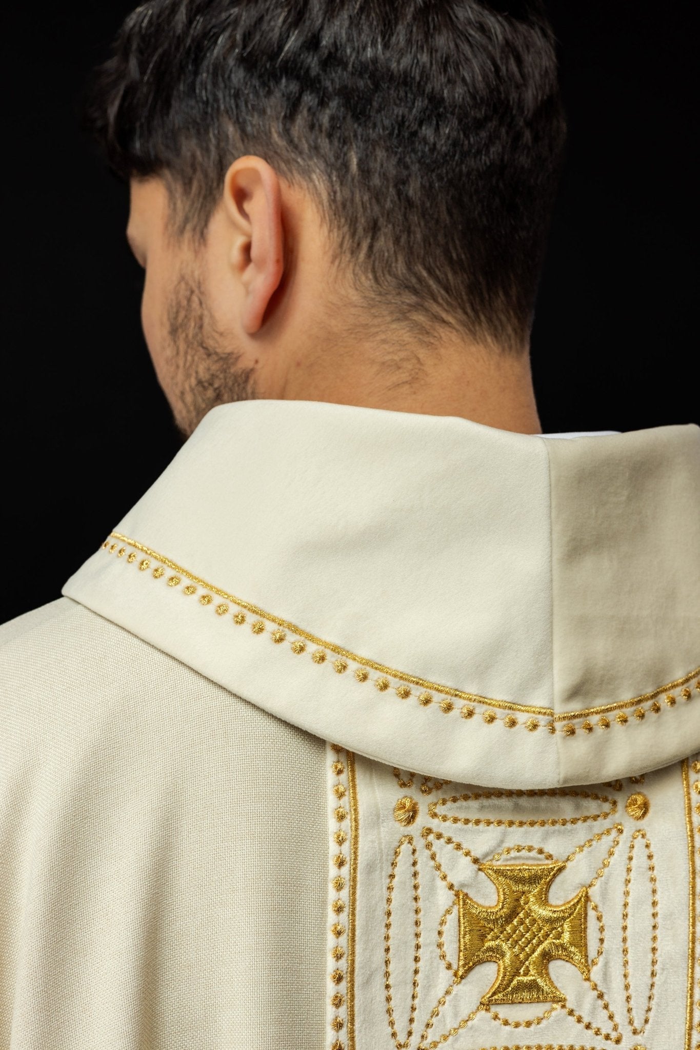 Casula liturgica con cintura riccamente decorata con croci S - 7071 - 05 - 70 - PERILPRETE.IT