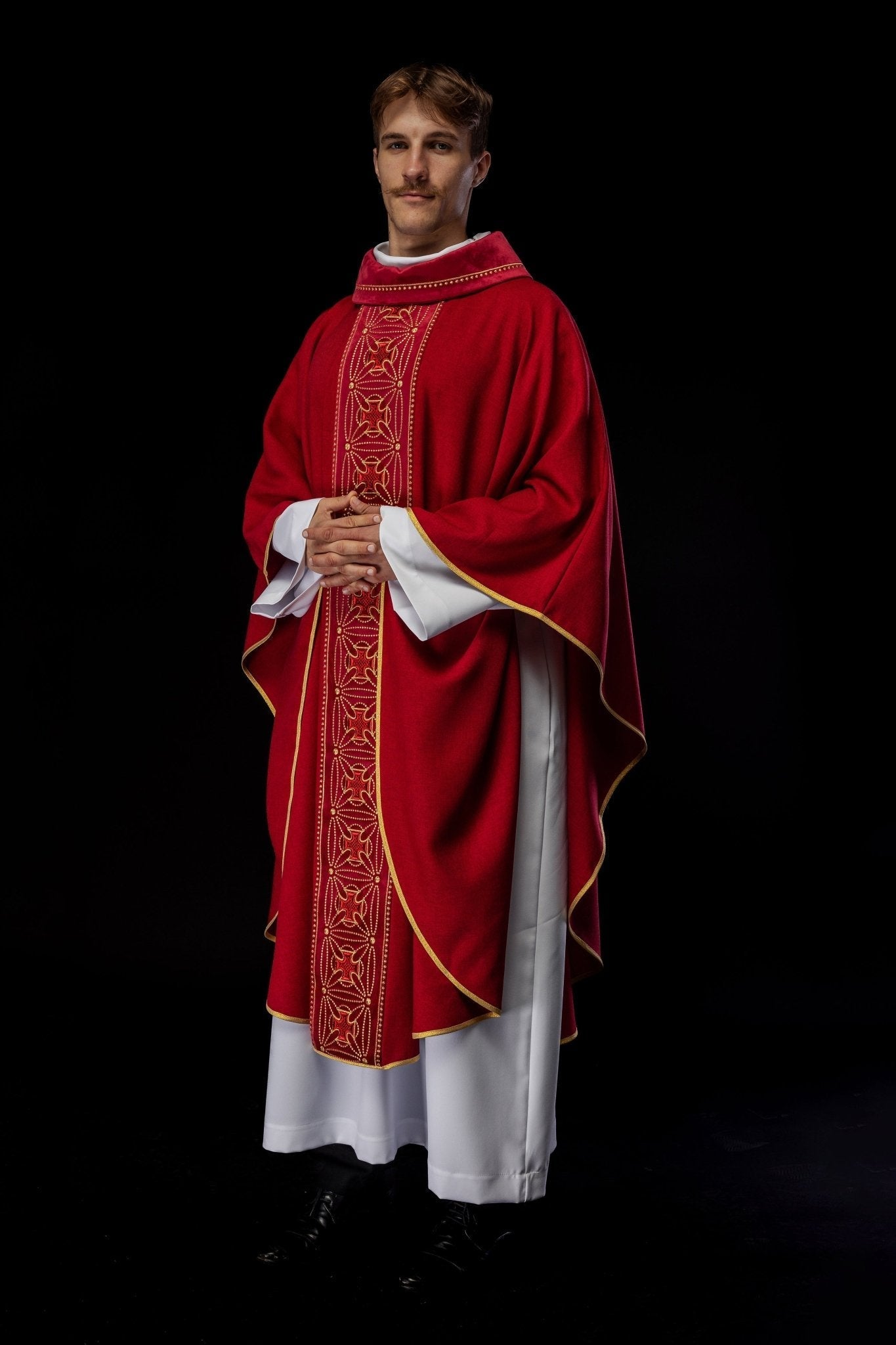 Casula liturgica con cintura riccamente decorata con croci di colore rosso S - 7071 - 02 - 70 - PERILPRETE.IT