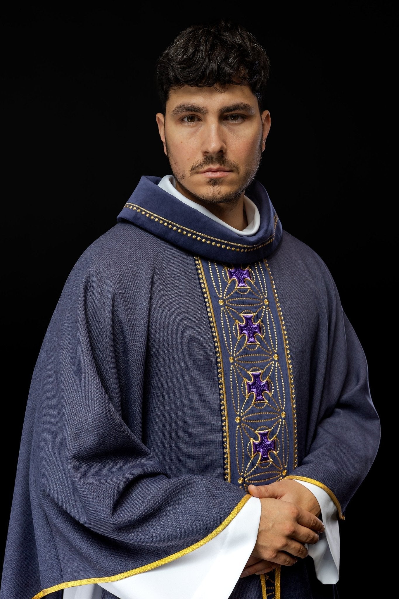Casula liturgica con fascia riccamente decorata di croci viola S - 7071 - 03 - 70 - PERILPRETE.IT