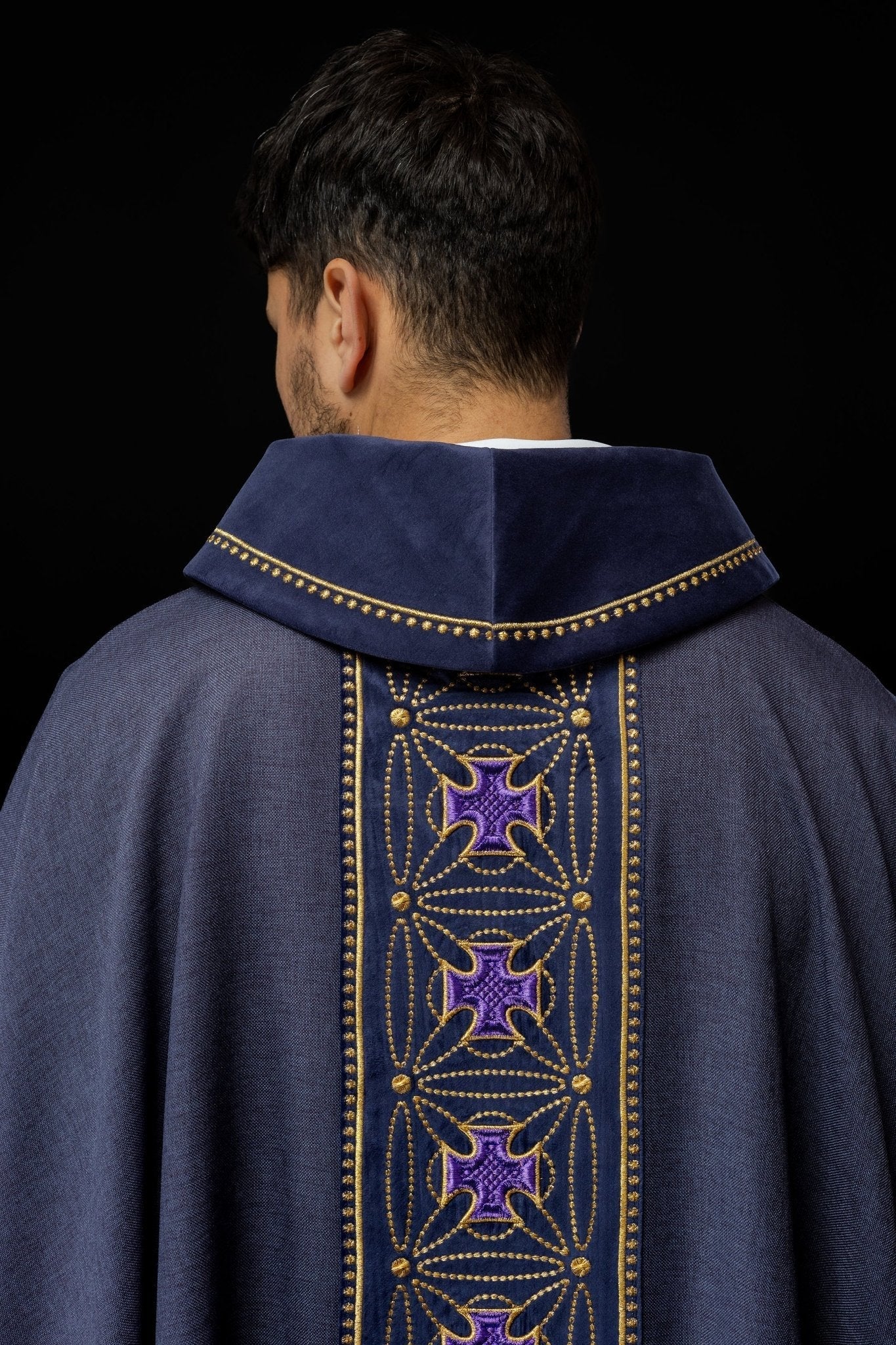 Casula liturgica con fascia riccamente decorata di croci viola S - 7071 - 03 - 70 - PERILPRETE.IT