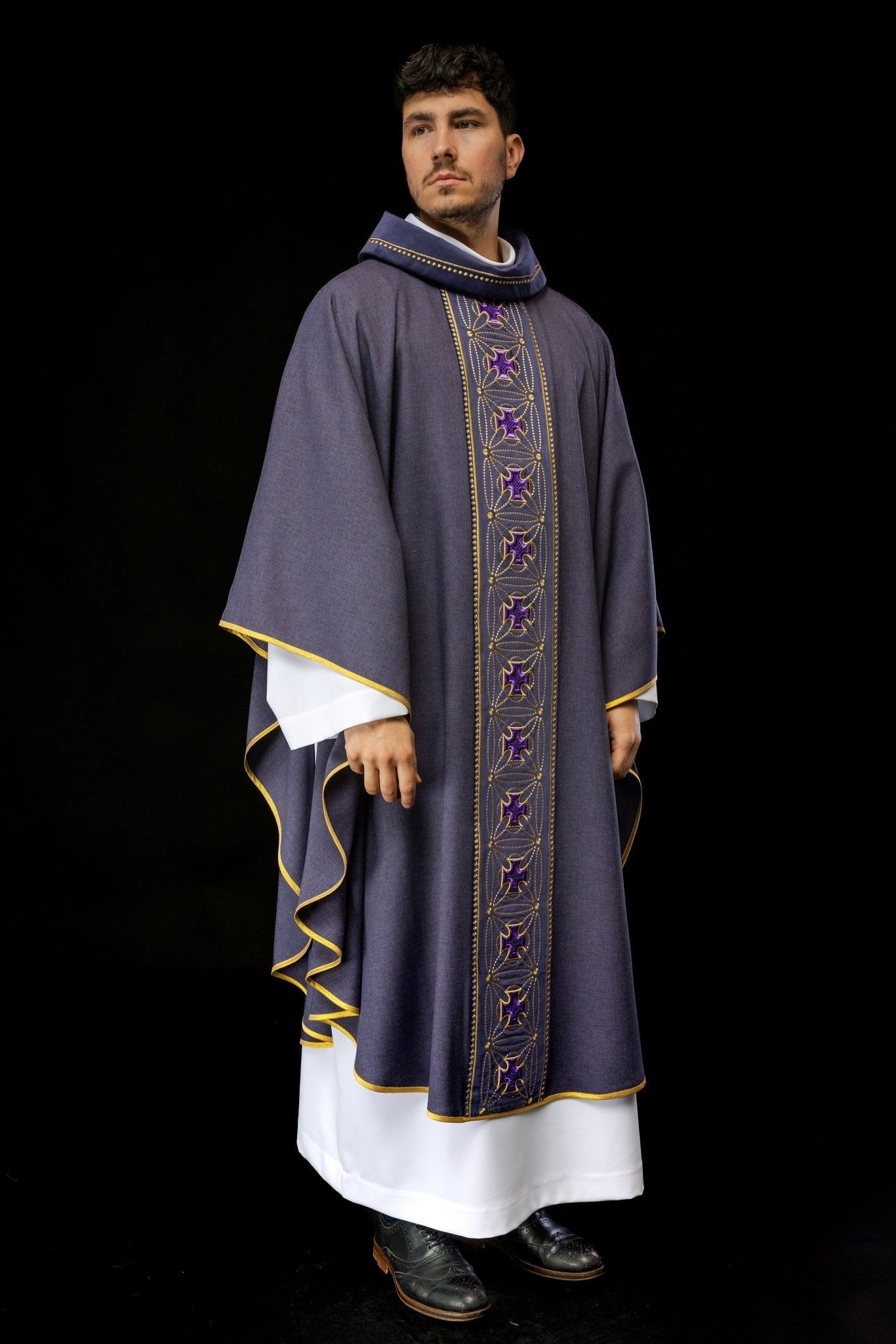 Casula liturgica con fascia riccamente decorata di croci viola S - 7071 - 03 - 70 - PERILPRETE.IT
