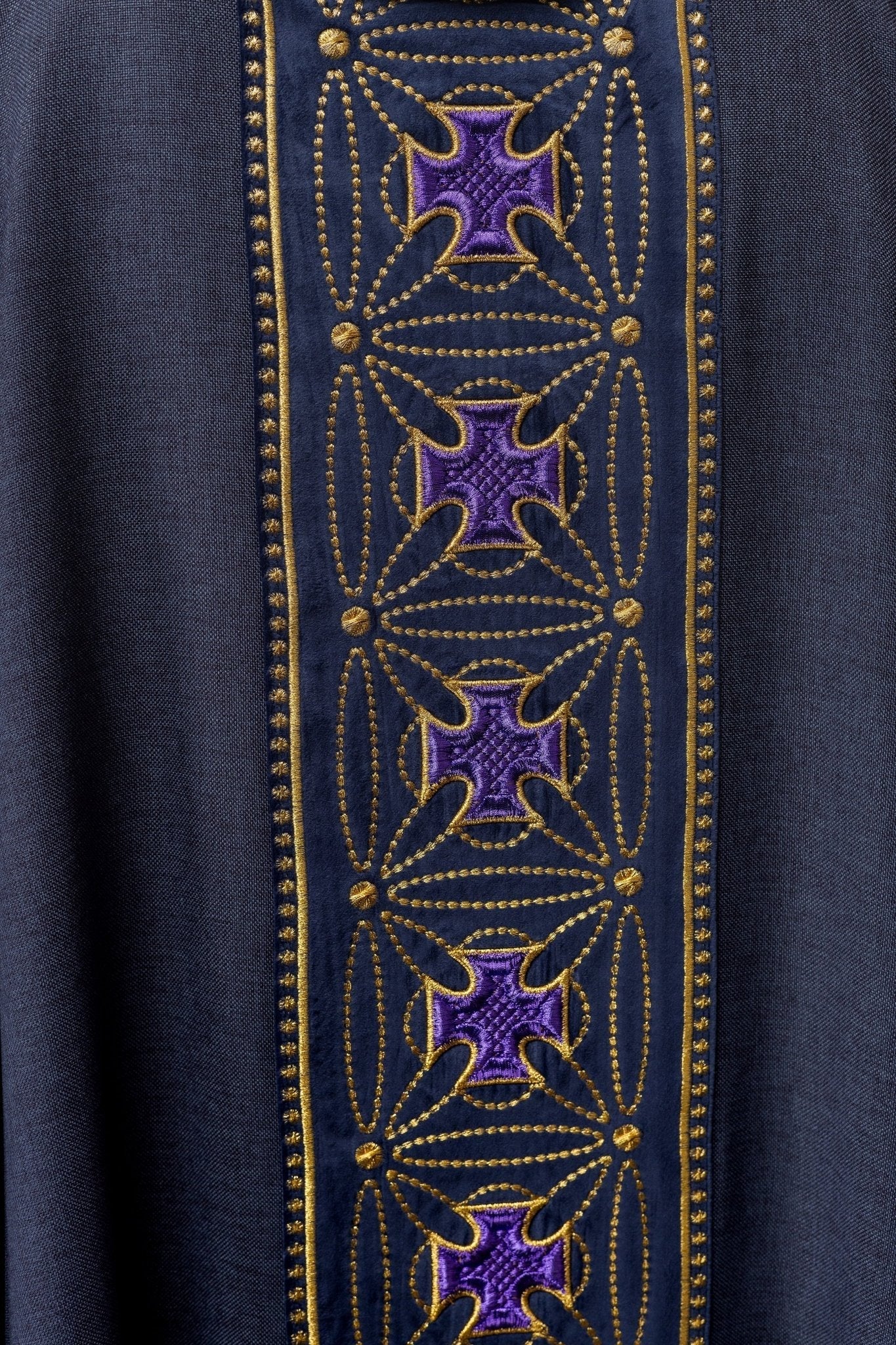 Casula liturgica con fascia riccamente decorata di croci viola S - 7071 - 03 - 70 - PERILPRETE.IT
