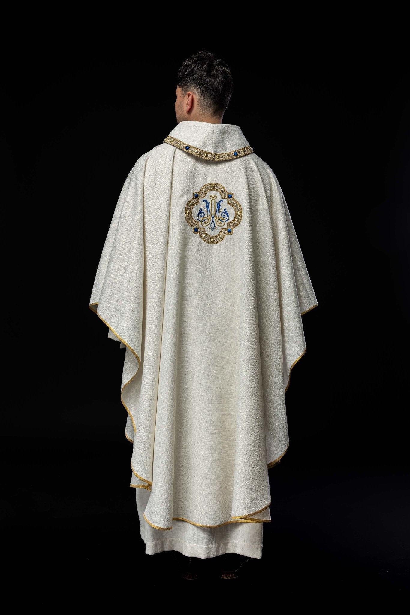 Casula liturgica con stemma mariano ricamato S - 7074 - 05 - 71 - PERILPRETE.IT