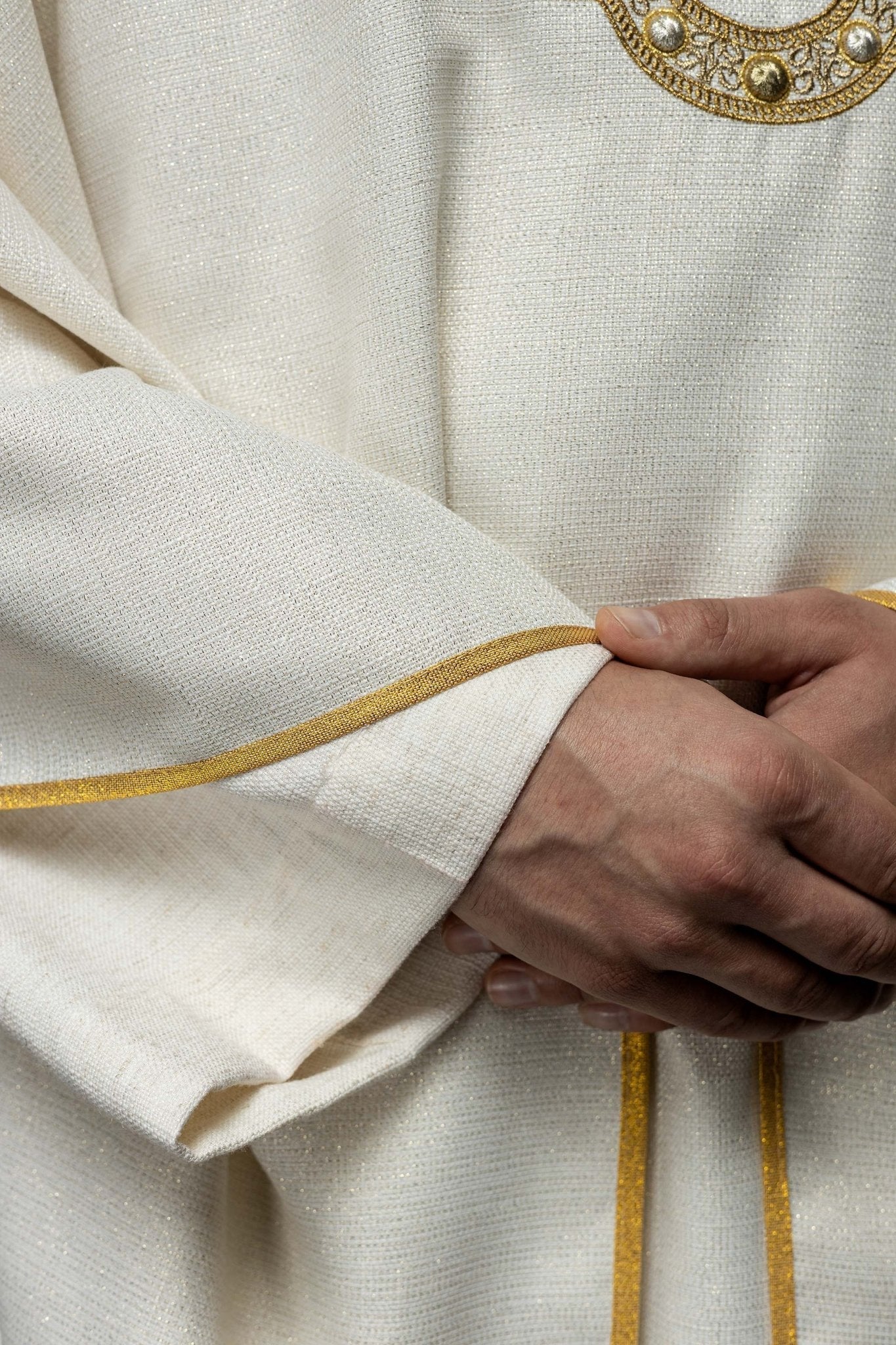 Casula liturgica con stemma mariano ricamato S - 7074 - 05 - 71 - PERILPRETE.IT