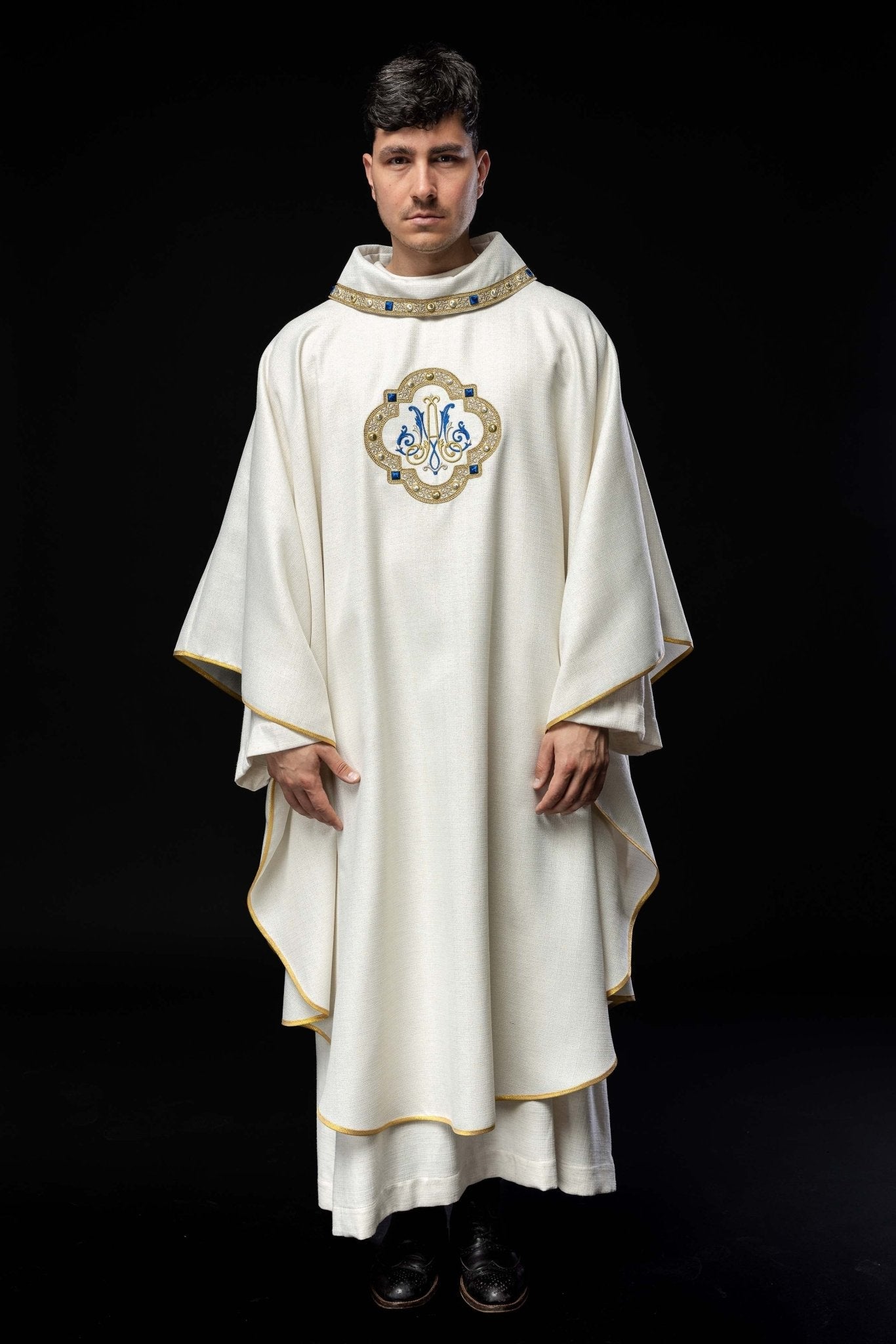 Casula liturgica con stemma mariano ricamato S - 7074 - 05 - 71 - PERILPRETE.IT