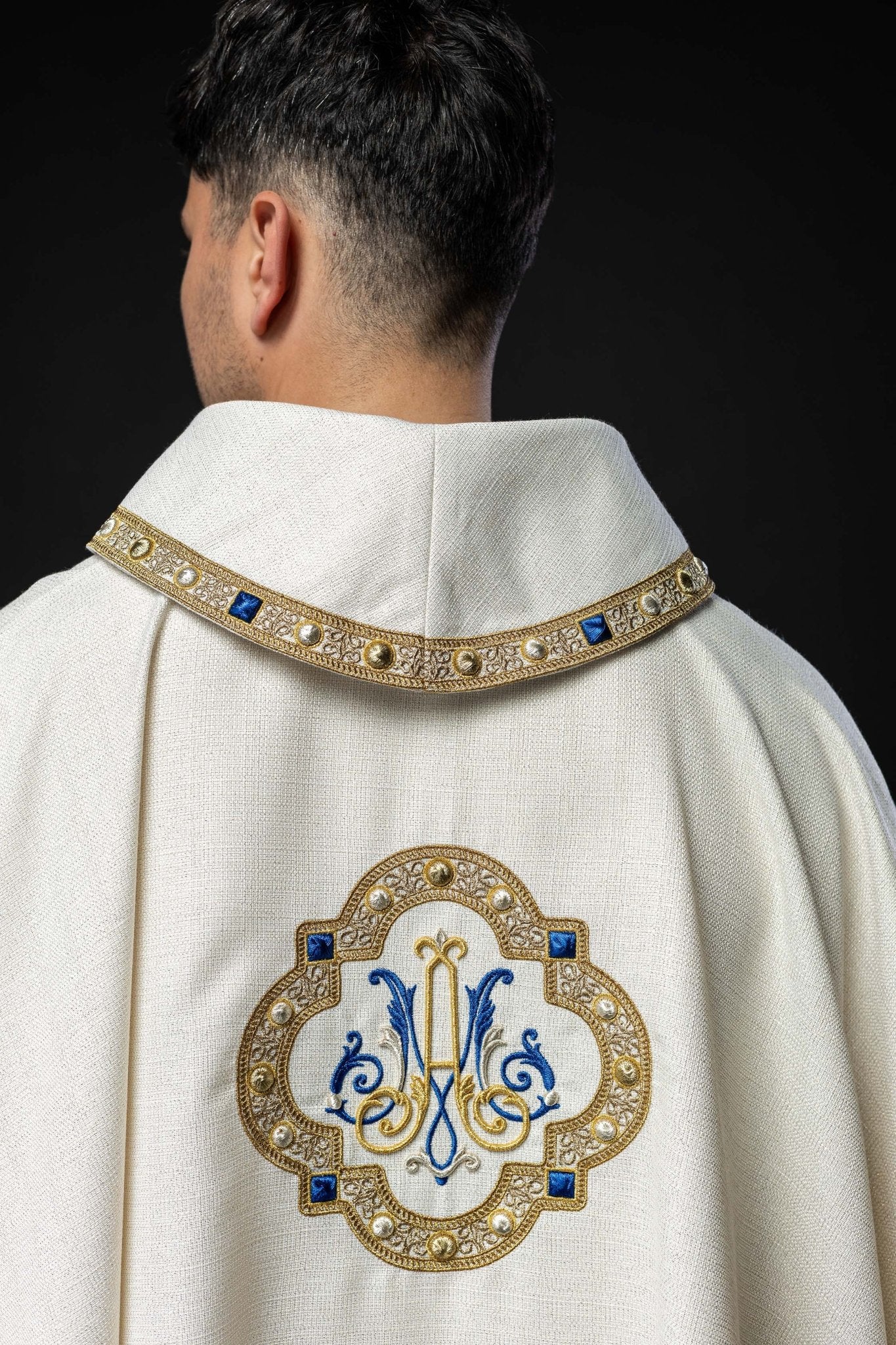 Casula liturgica con stemma mariano ricamato S - 7074 - 05 - 71 - PERILPRETE.IT