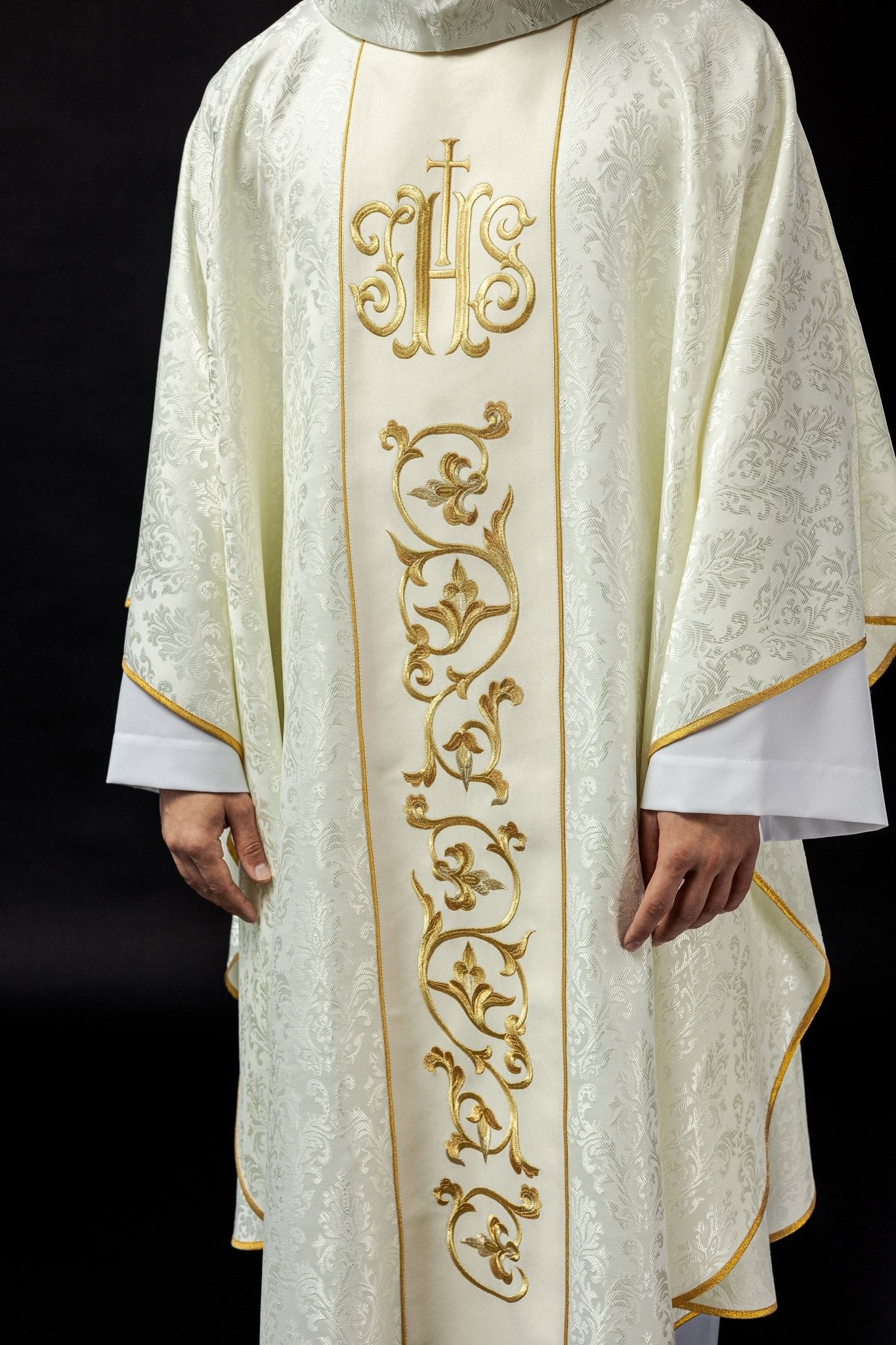 Casula liturgica ecrù con fascia IHS riccamente decorata S - 7059 - 05 - 67 - PERILPRETE.IT