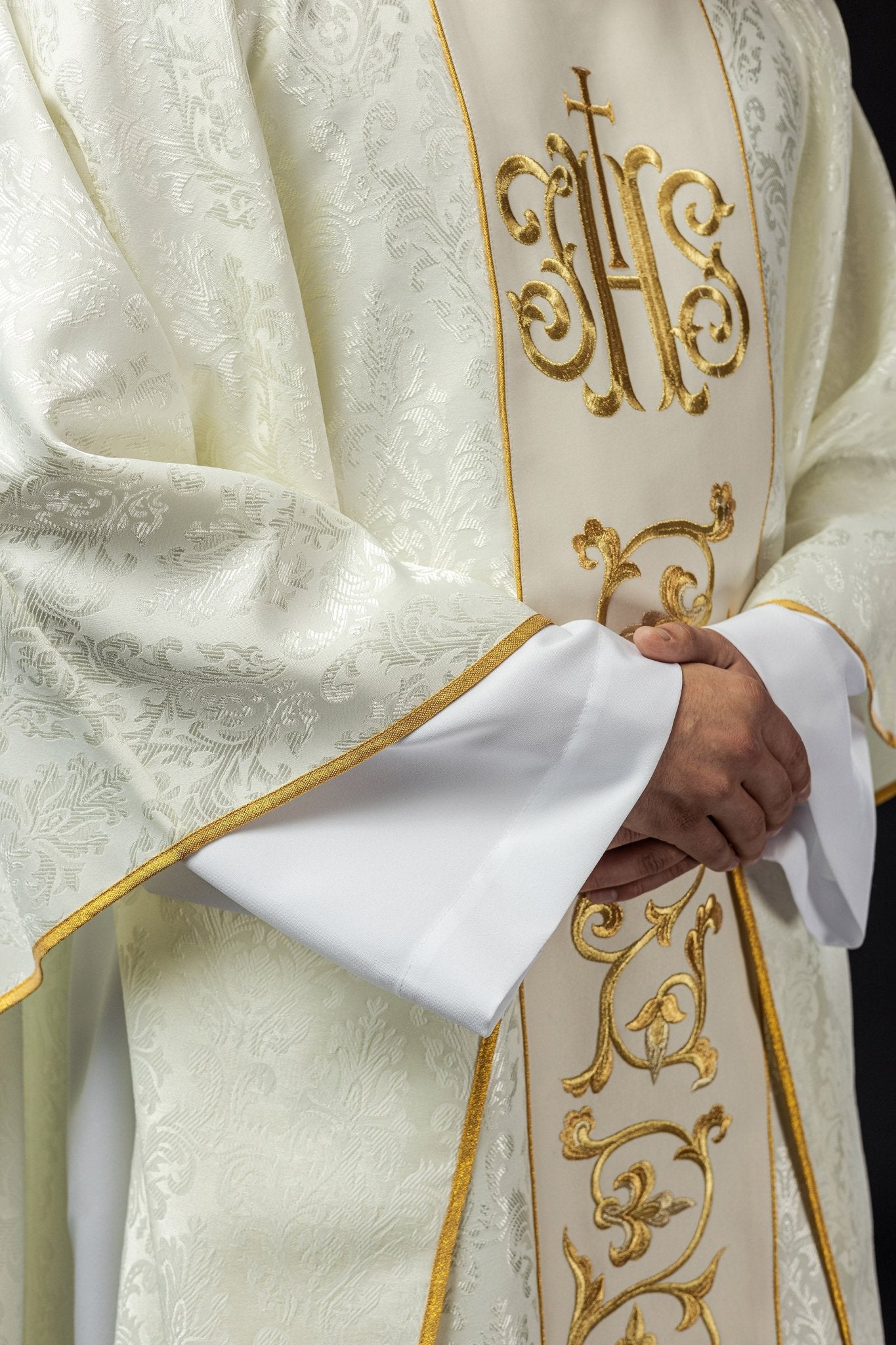 Casula liturgica ecrù con fascia IHS riccamente decorata S - 7059 - 05 - 67 - PERILPRETE.IT