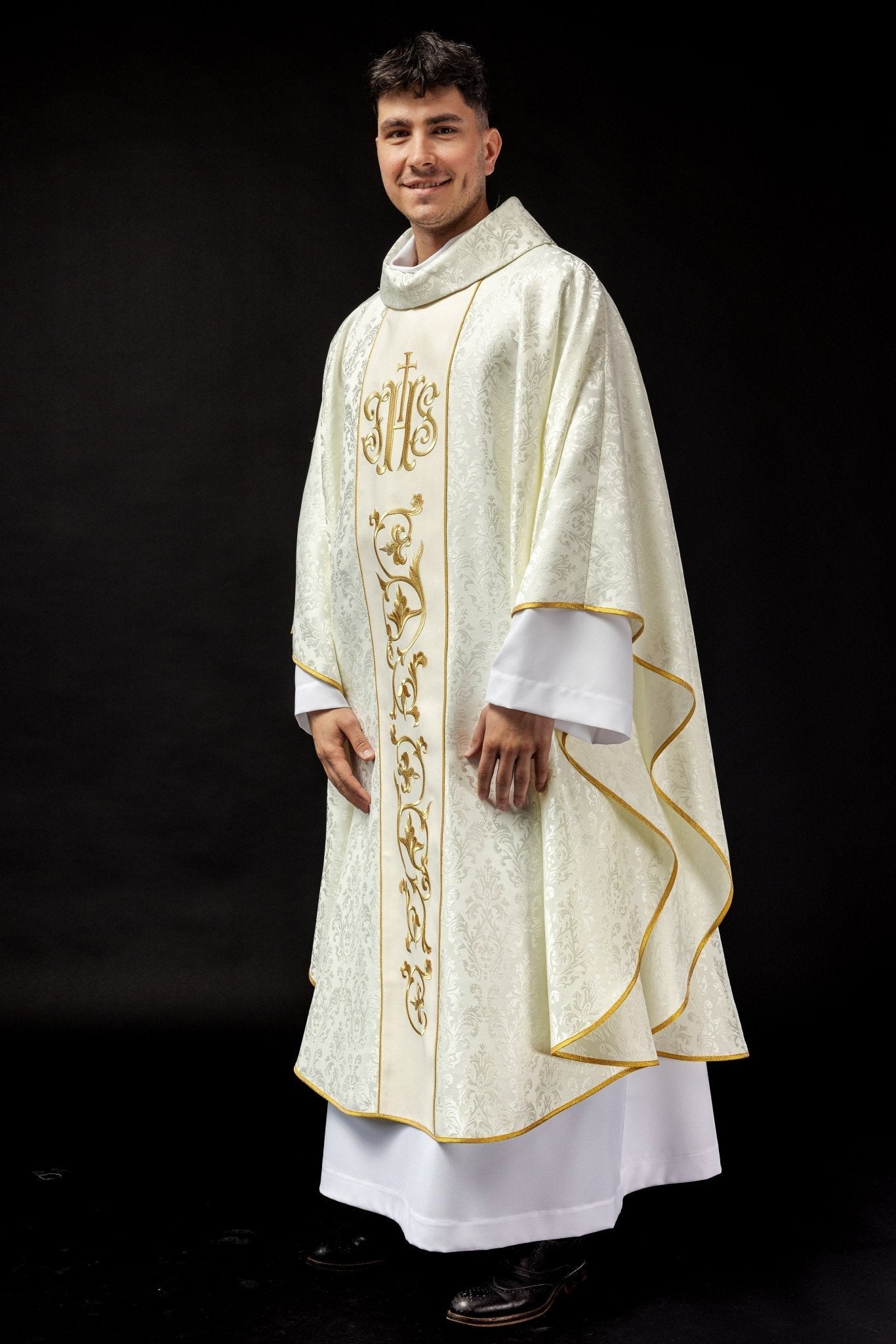 Casula liturgica ecrù con fascia IHS riccamente decorata S - 7059 - 05 - 67 - PERILPRETE.IT