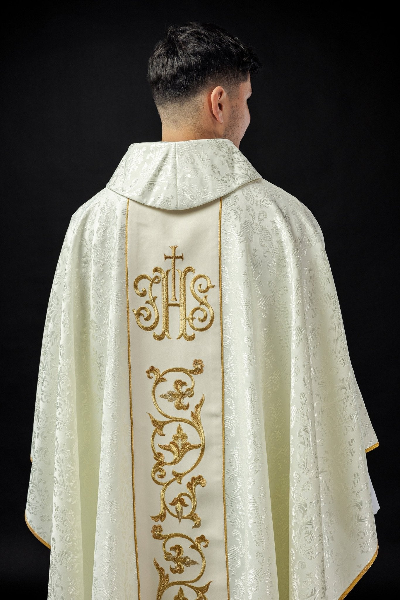 Casula liturgica ecrù con fascia IHS riccamente decorata S - 7059 - 05 - 67 - PERILPRETE.IT