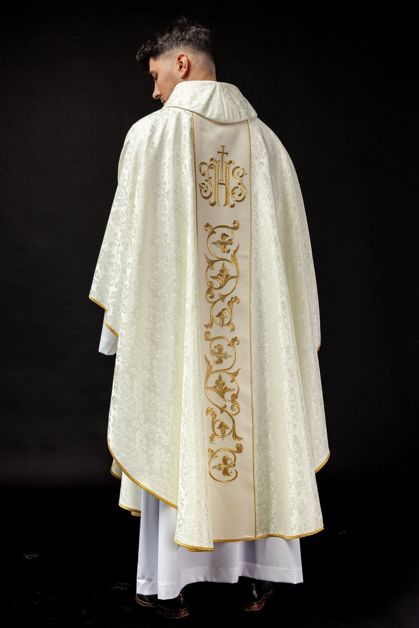 Casula liturgica ecrù con fascia IHS riccamente decorata S - 7059 - 05 - 67 - PERILPRETE.IT
