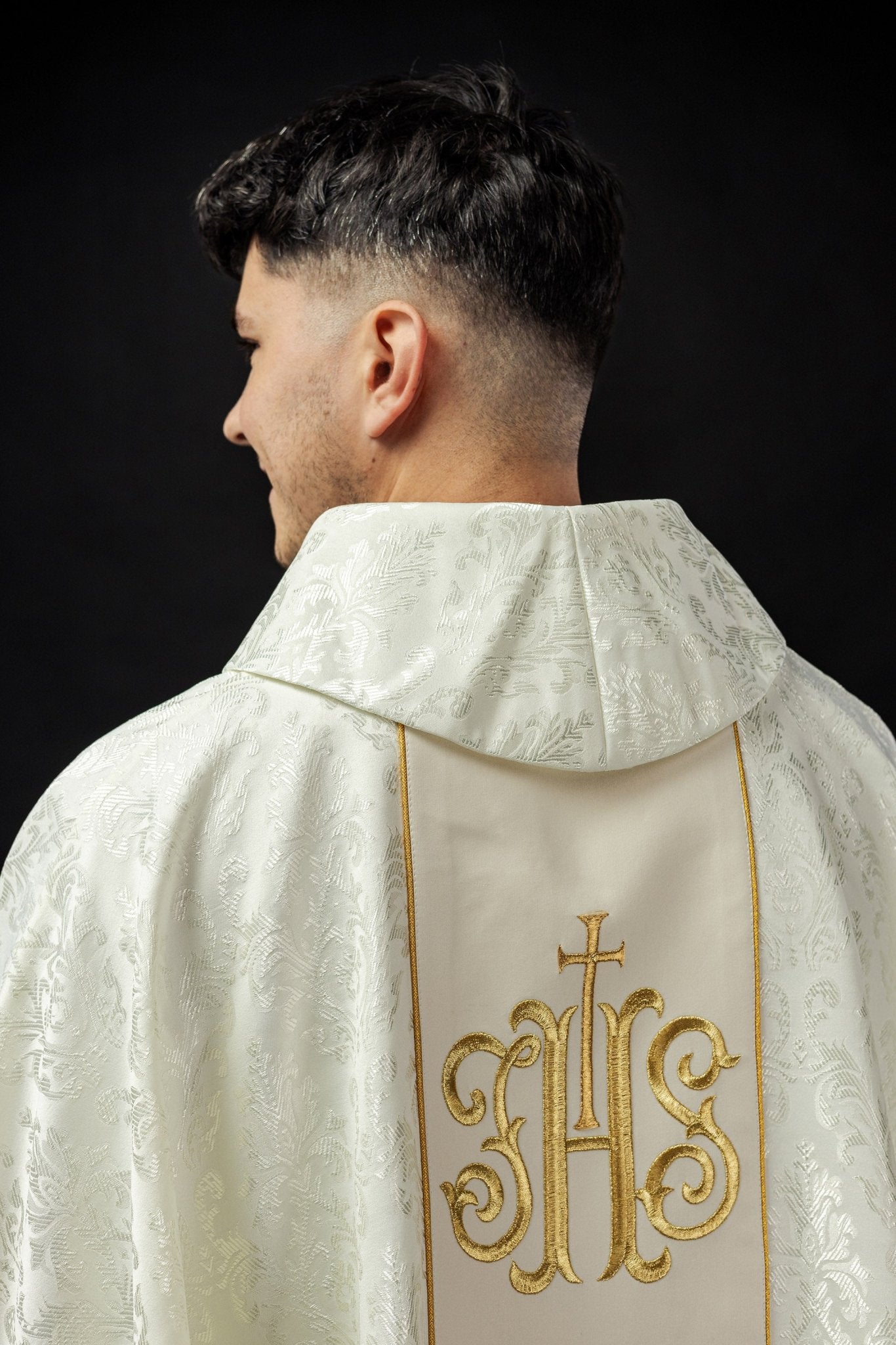 Casula liturgica ecrù con fascia IHS riccamente decorata S - 7059 - 05 - 67 - PERILPRETE.IT