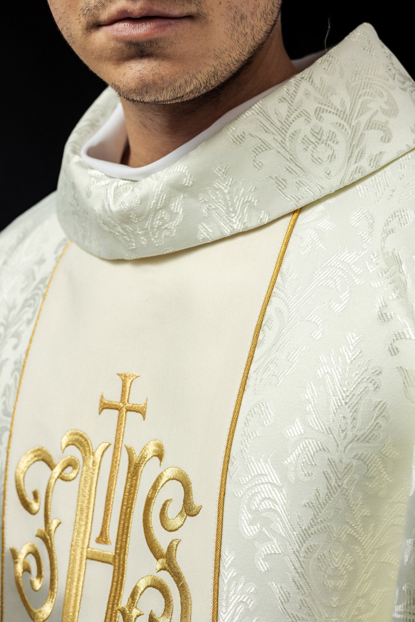 Casula liturgica ecrù con fascia IHS riccamente decorata S - 7059 - 05 - 67 - PERILPRETE.IT