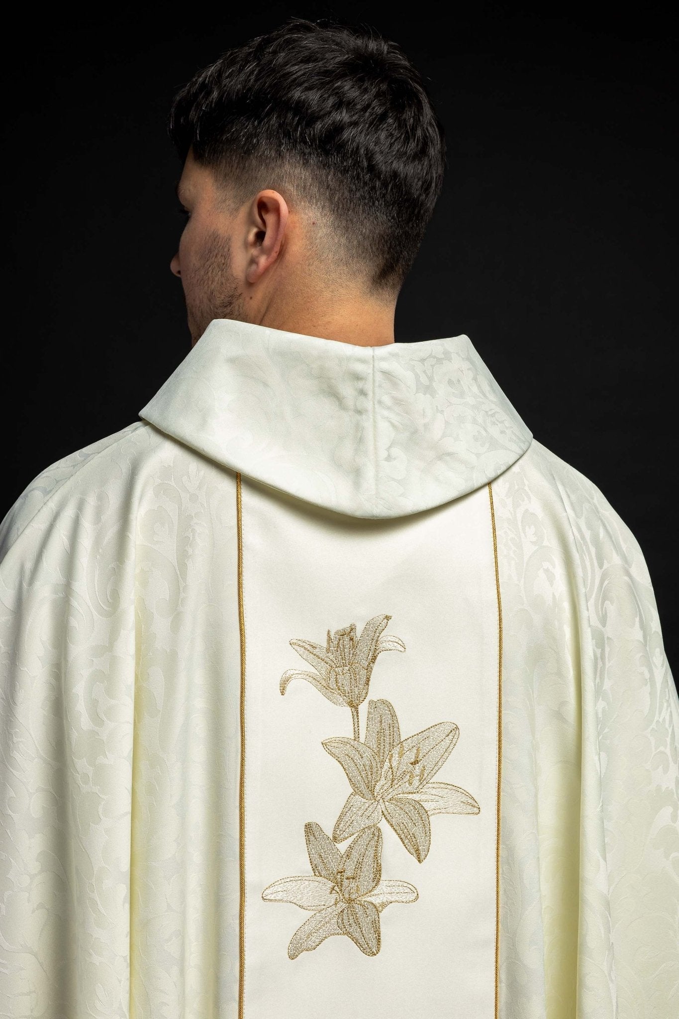 Casula liturgica mariana con gigli ricamati S - 7058 - 05 - 81 - PERILPRETE.IT
