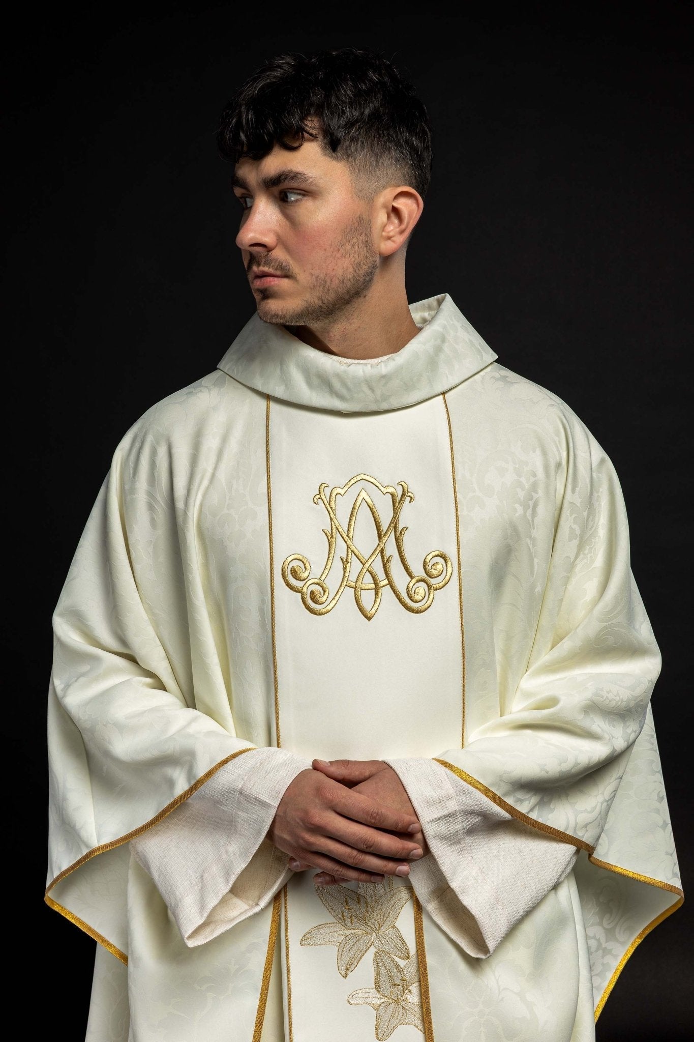 Casula liturgica mariana con gigli ricamati S - 7058 - 05 - 81 - PERILPRETE.IT