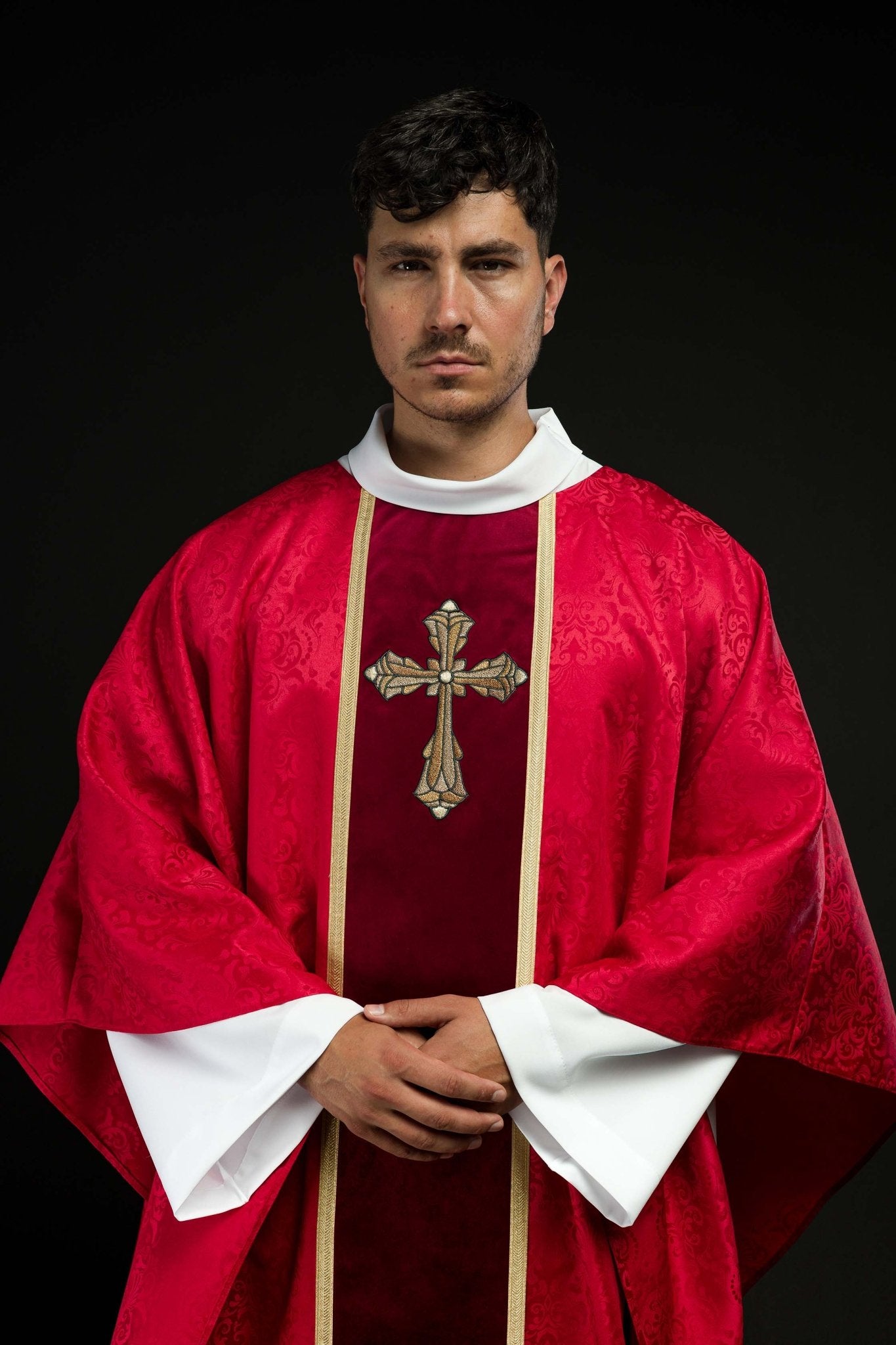 Casula liturgica rossa con cintura e ricamo a croce su tessuto jacquard KOA/007/02/98 - PERILPRETE.IT