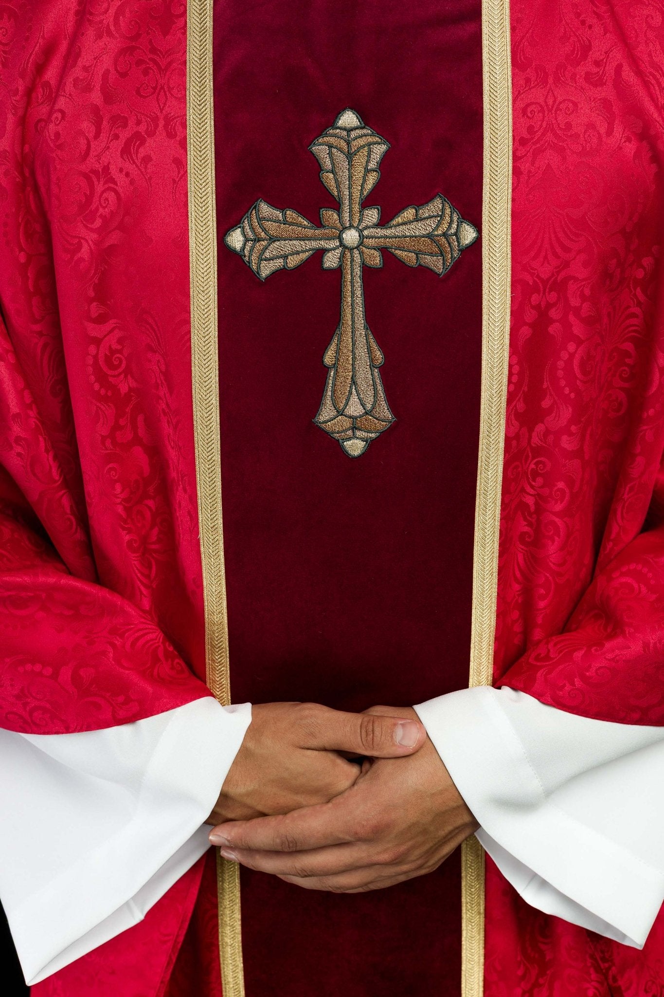 Casula liturgica rossa con cintura e ricamo a croce su tessuto jacquard KOA/007/02/98 - PERILPRETE.IT