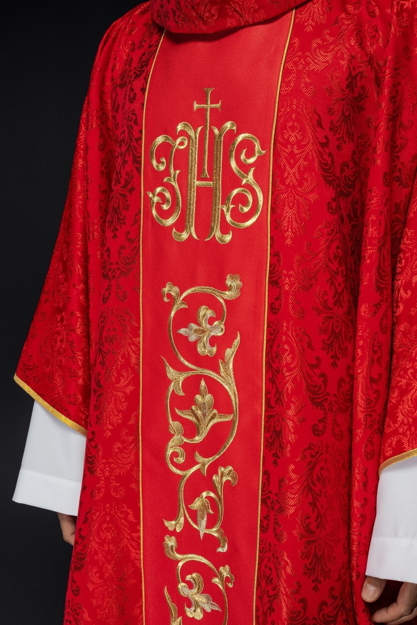 Casula liturgica rossa con cintura IHS riccamente decorata S - 7059 - 02 - 67 - PERILPRETE.IT