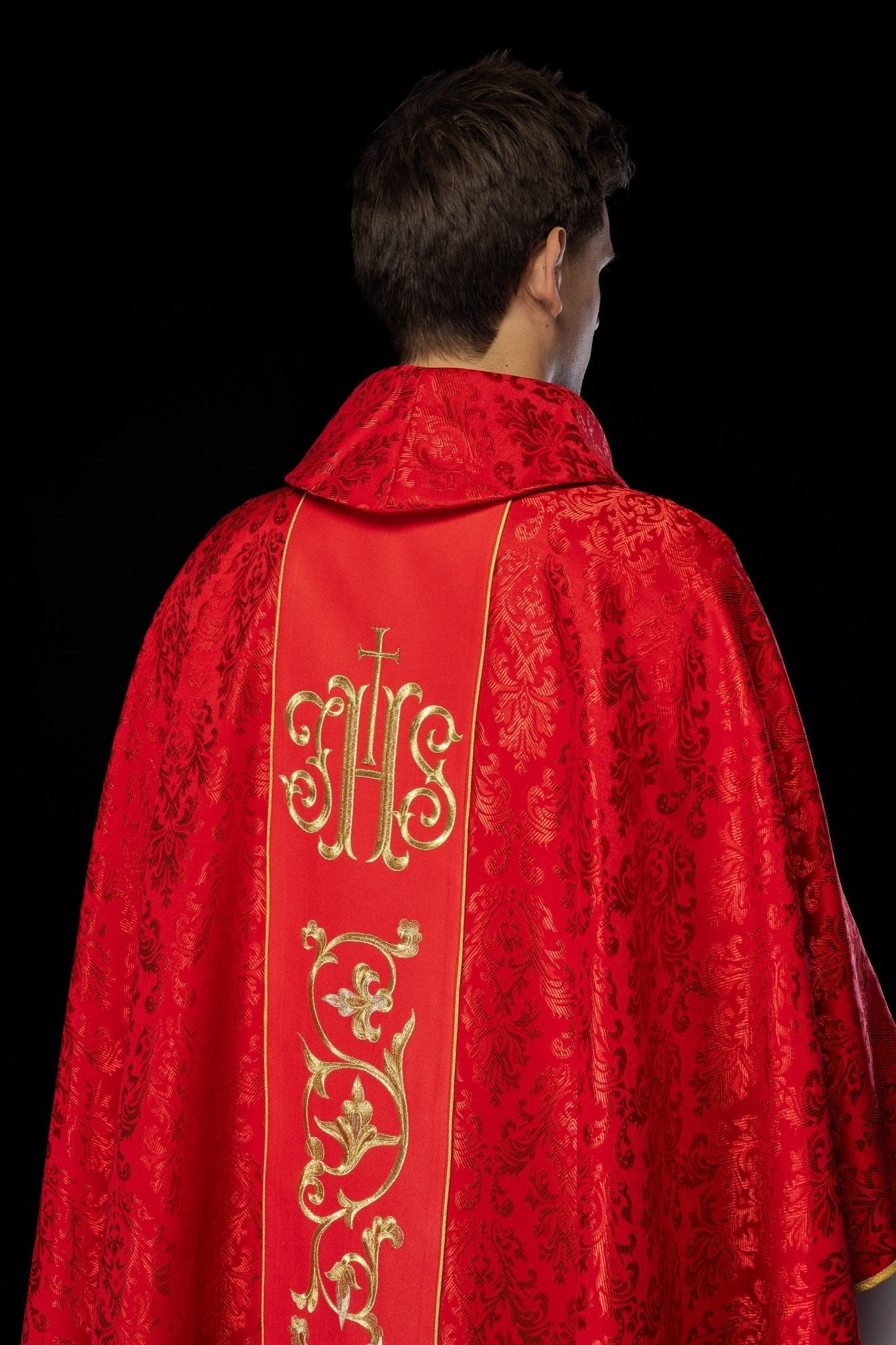 Casula liturgica rossa con cintura IHS riccamente decorata S - 7059 - 02 - 67 - PERILPRETE.IT