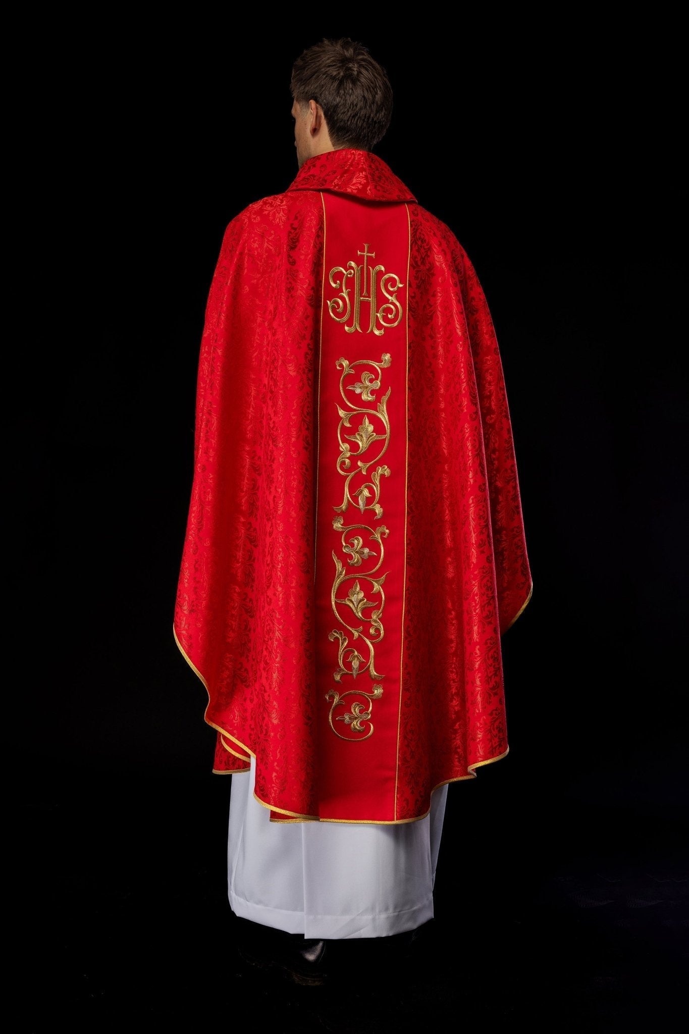Casula liturgica rossa con cintura IHS riccamente decorata S - 7059 - 02 - 67 - PERILPRETE.IT