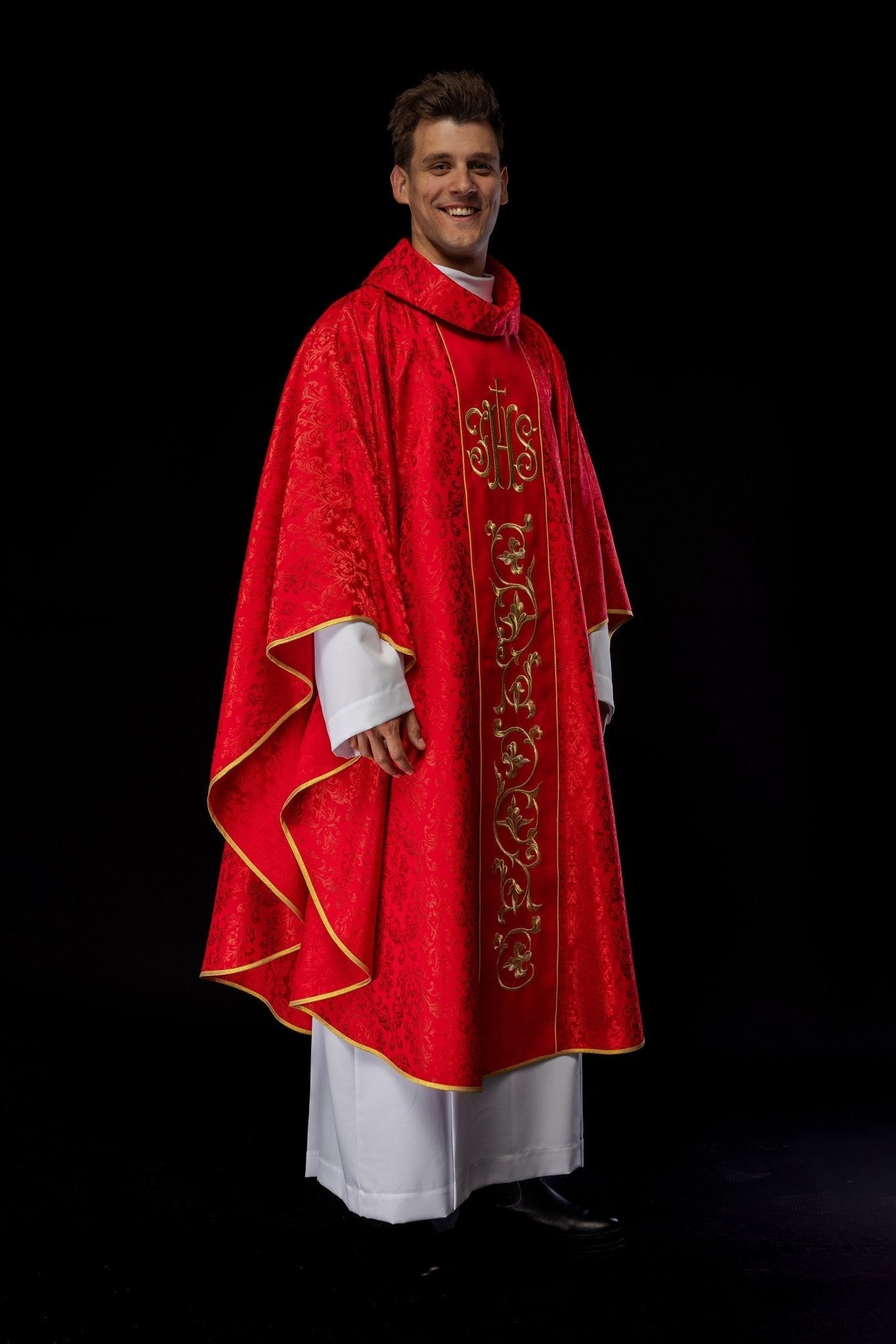 Casula liturgica rossa con cintura IHS riccamente decorata S - 7059 - 02 - 67 - PERILPRETE.IT