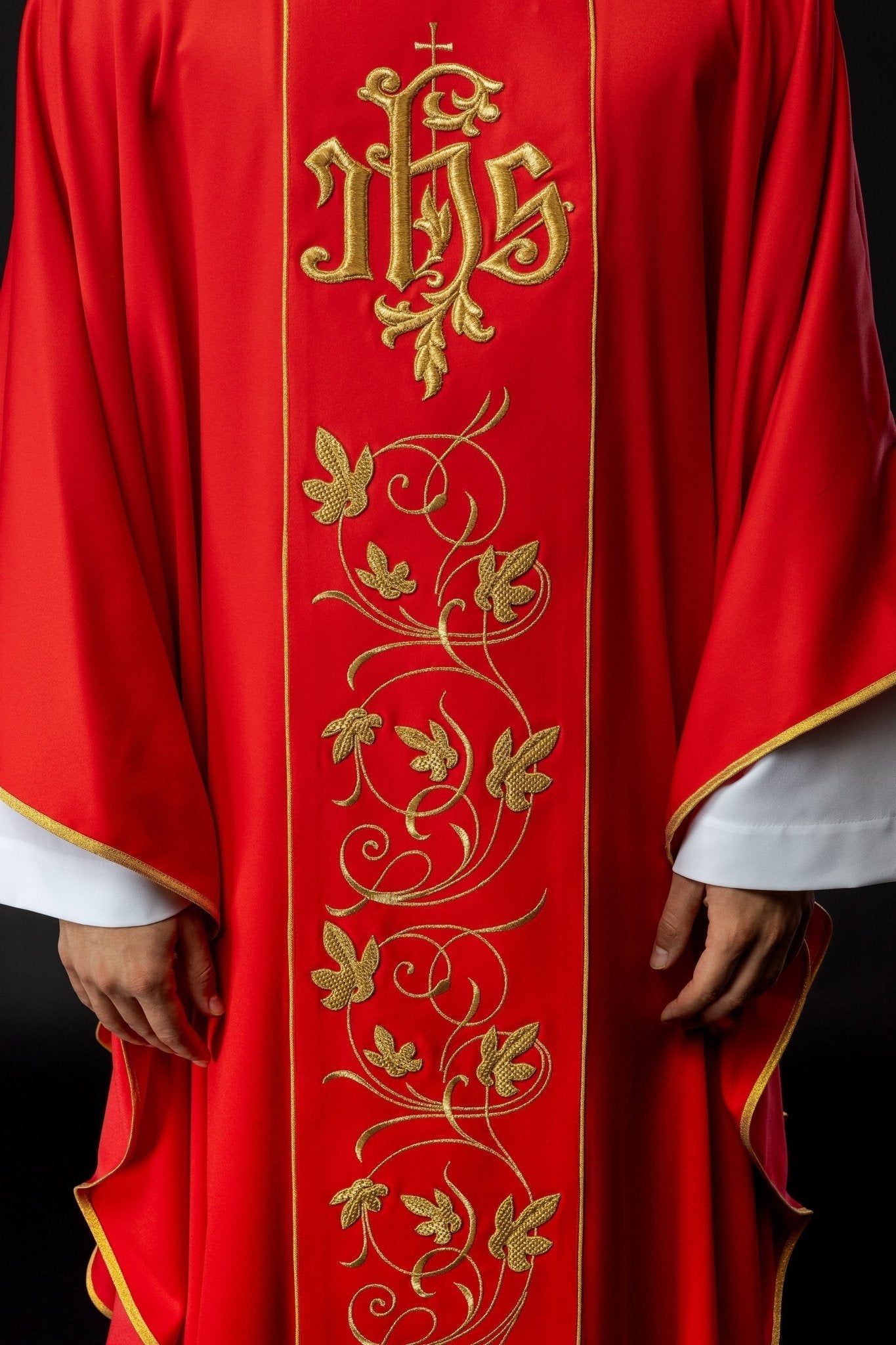 Casula liturgica rossa con cintura riccamente decorata con motivo floreale e IHS S - 7051 - 02 - 53 - PERILPRETE.IT