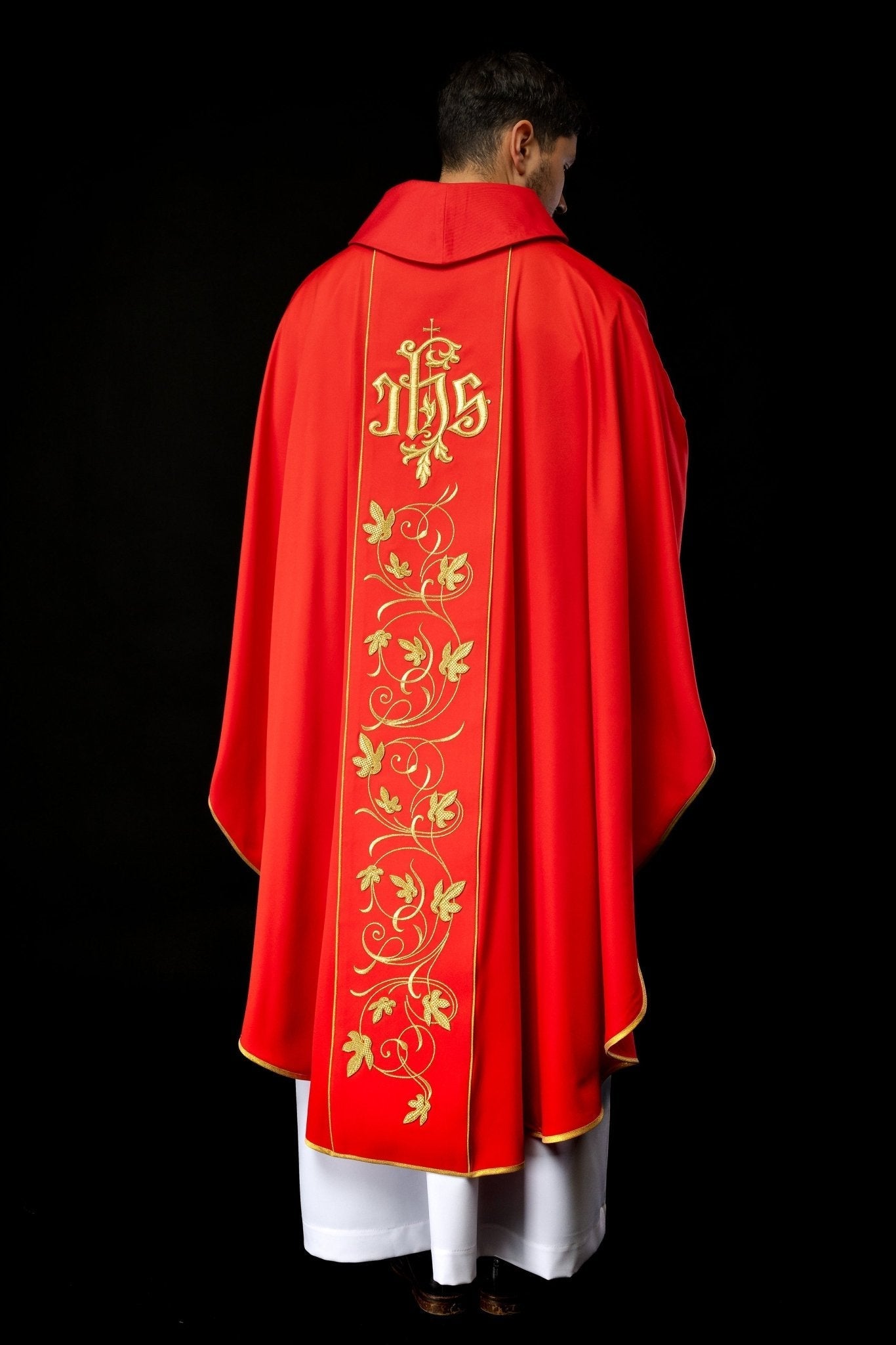 Casula liturgica rossa con cintura riccamente decorata con motivo floreale e IHS S - 7051 - 02 - 53 - PERILPRETE.IT