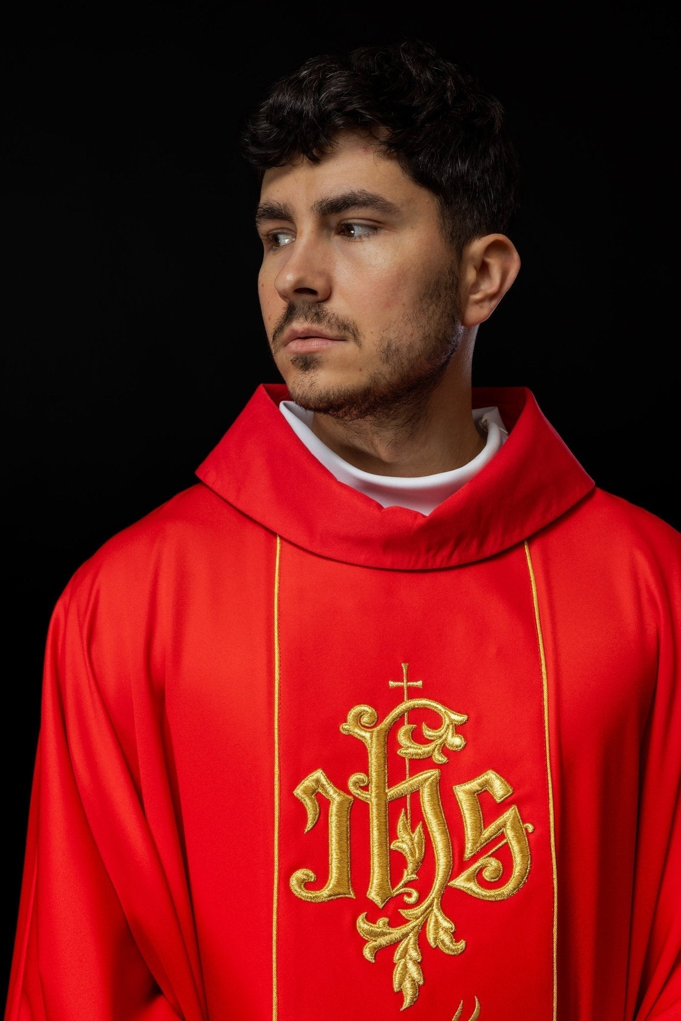 Casula liturgica rossa con cintura riccamente decorata con motivo floreale e IHS S - 7051 - 02 - 53 - PERILPRETE.IT