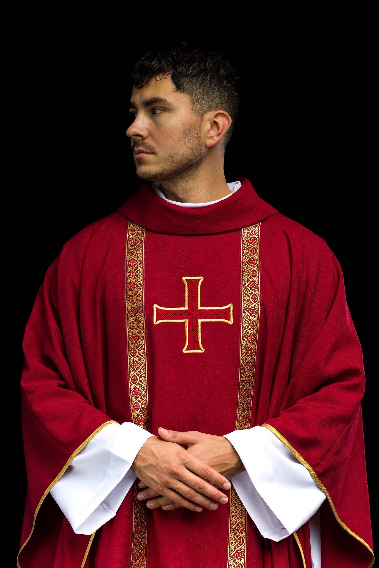 Casula liturgica rossa con croce ricamata e bande jacquard KOR/975/02/70 - PERILPRETE.IT