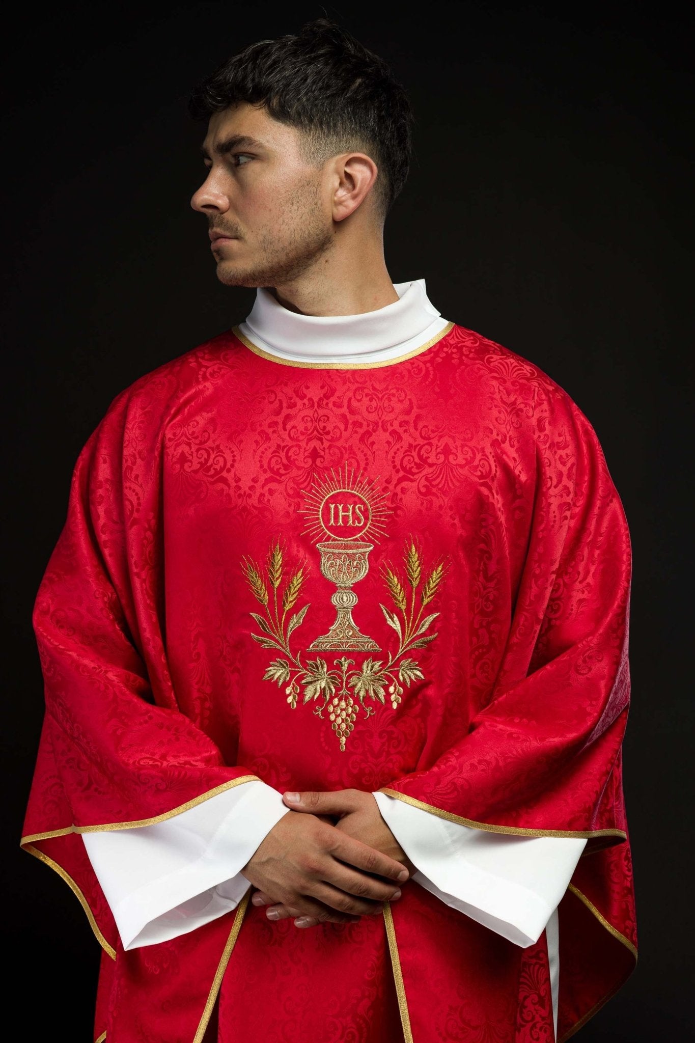 Casula liturgica rossa con ricamo del calice e dell’ostia su tessuto jacquard KOA/002/02/98 - PERILPRETE.IT