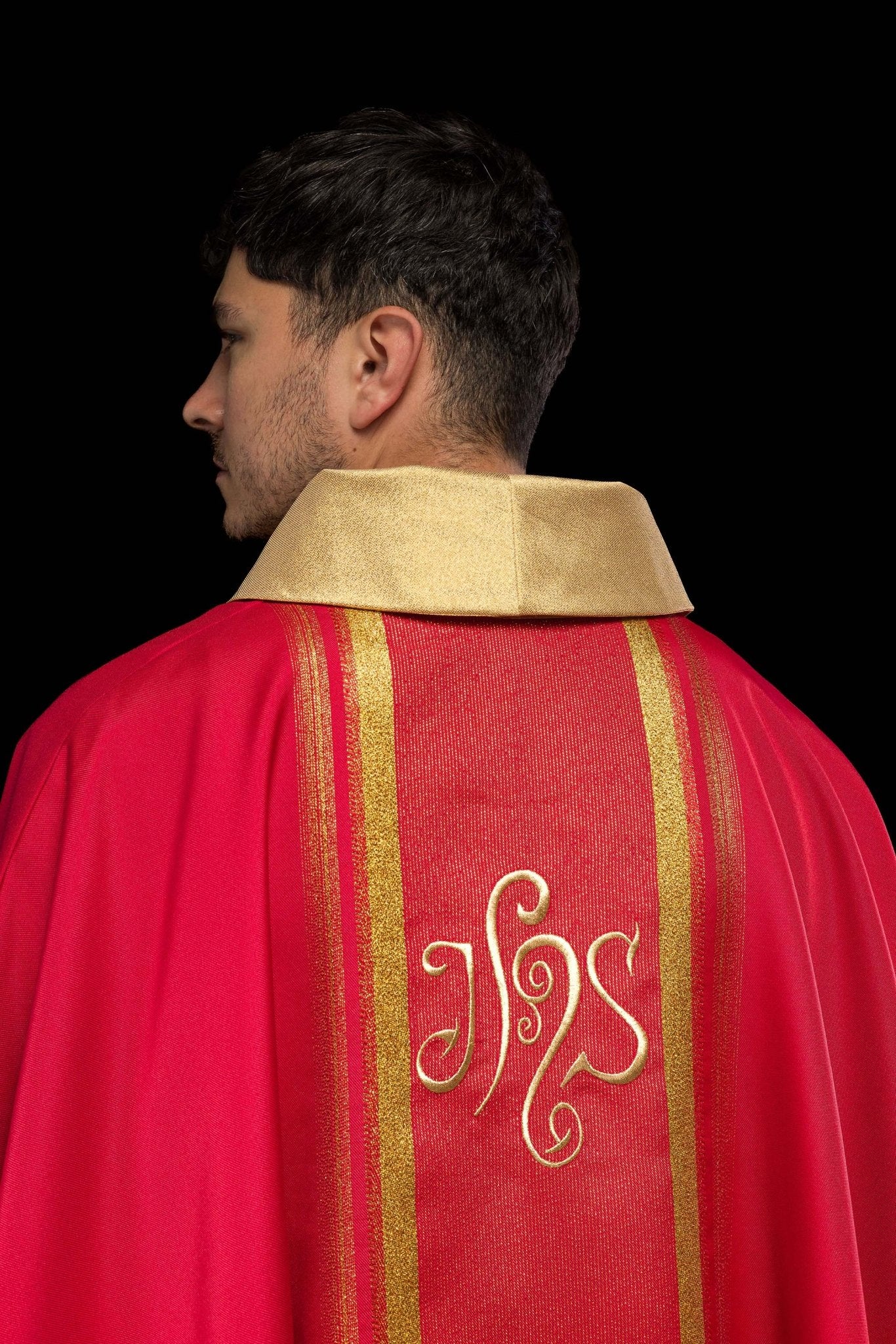 Casula liturgica Rossa decorata con ricamo IHS KOR/183/02/27 CZERWONY - PERILPRETE.IT