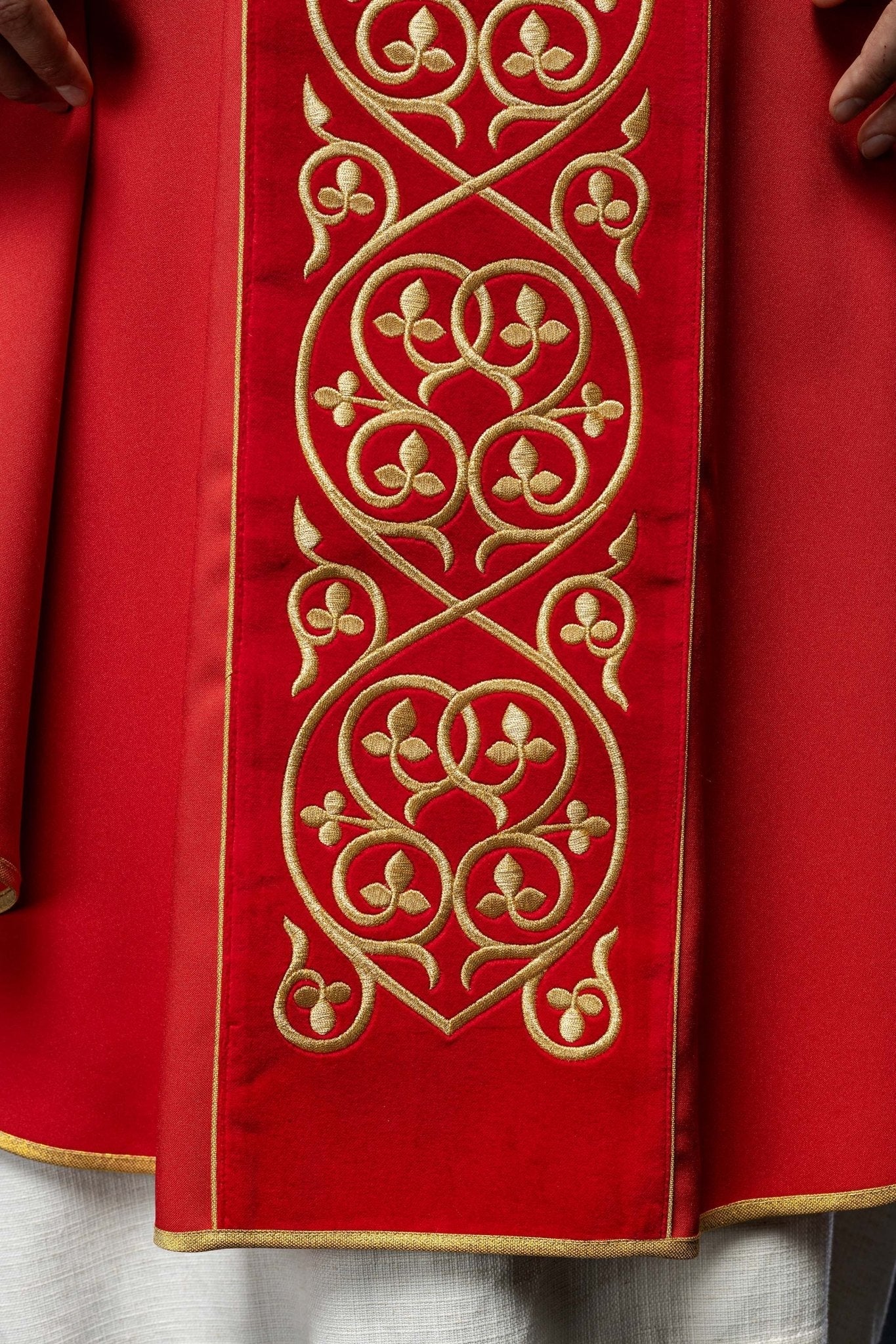 Casula liturgica Rossa decorata con stolone in velluto ricamato KOR/169/02 - PERILPRETE.IT