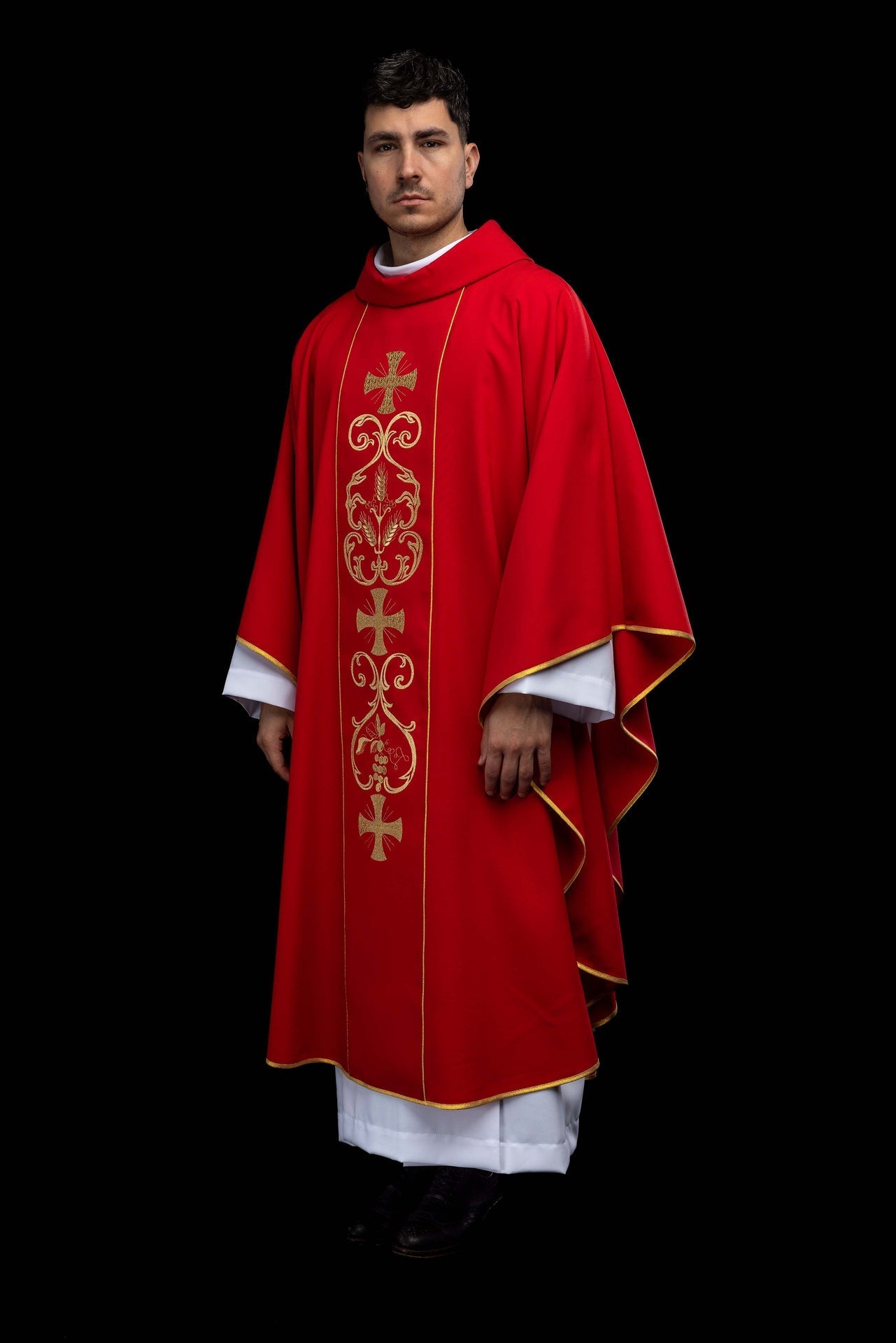 Casula liturgica rossa ornata con fascia ricamata KOR/148/02/01 CZERWONY - PERILPRETE.IT