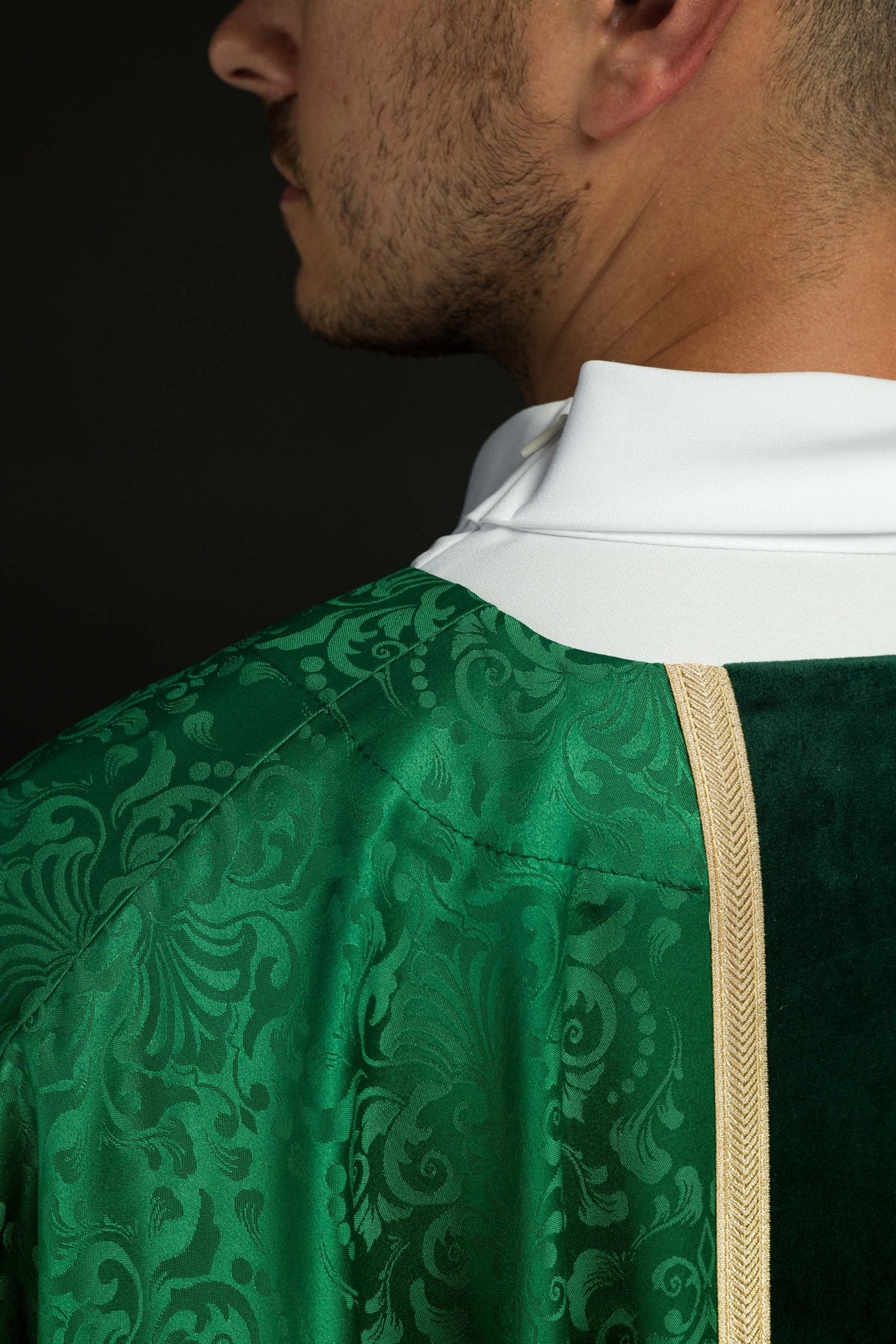 Casula liturgica verde con cintura e ricamo a croce su tessuto jacquard KOA/007/01/98 - PERILPRETE.IT