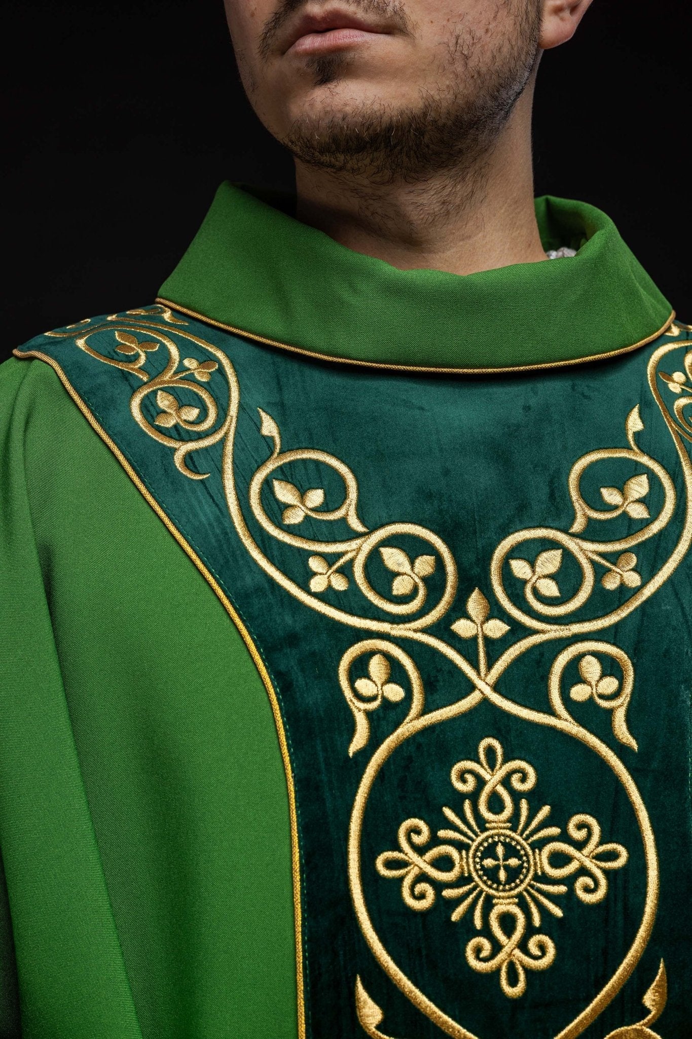 Casula liturgica Verde decorata con stolone in velluto ricamato KOR/169/01 - PERILPRETE.IT