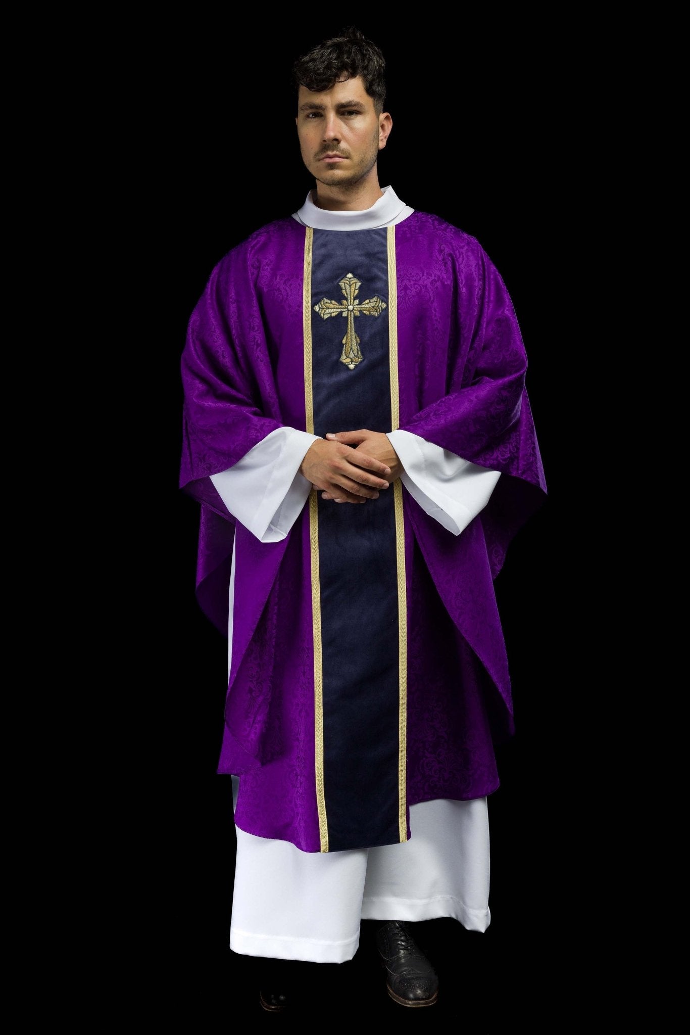 Casula liturgica viola con cintura e ricamo a croce su tessuto jacquard KOA/007/03/98 - PERILPRETE.IT