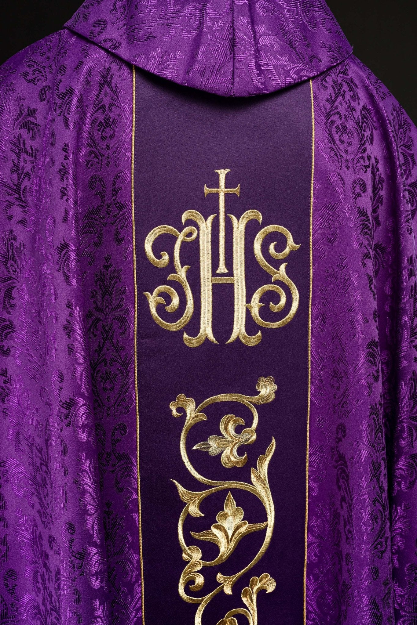 Casula liturgica viola con cintura IHS riccamente decorata S-7059-03-67 - PERILPRETE.IT