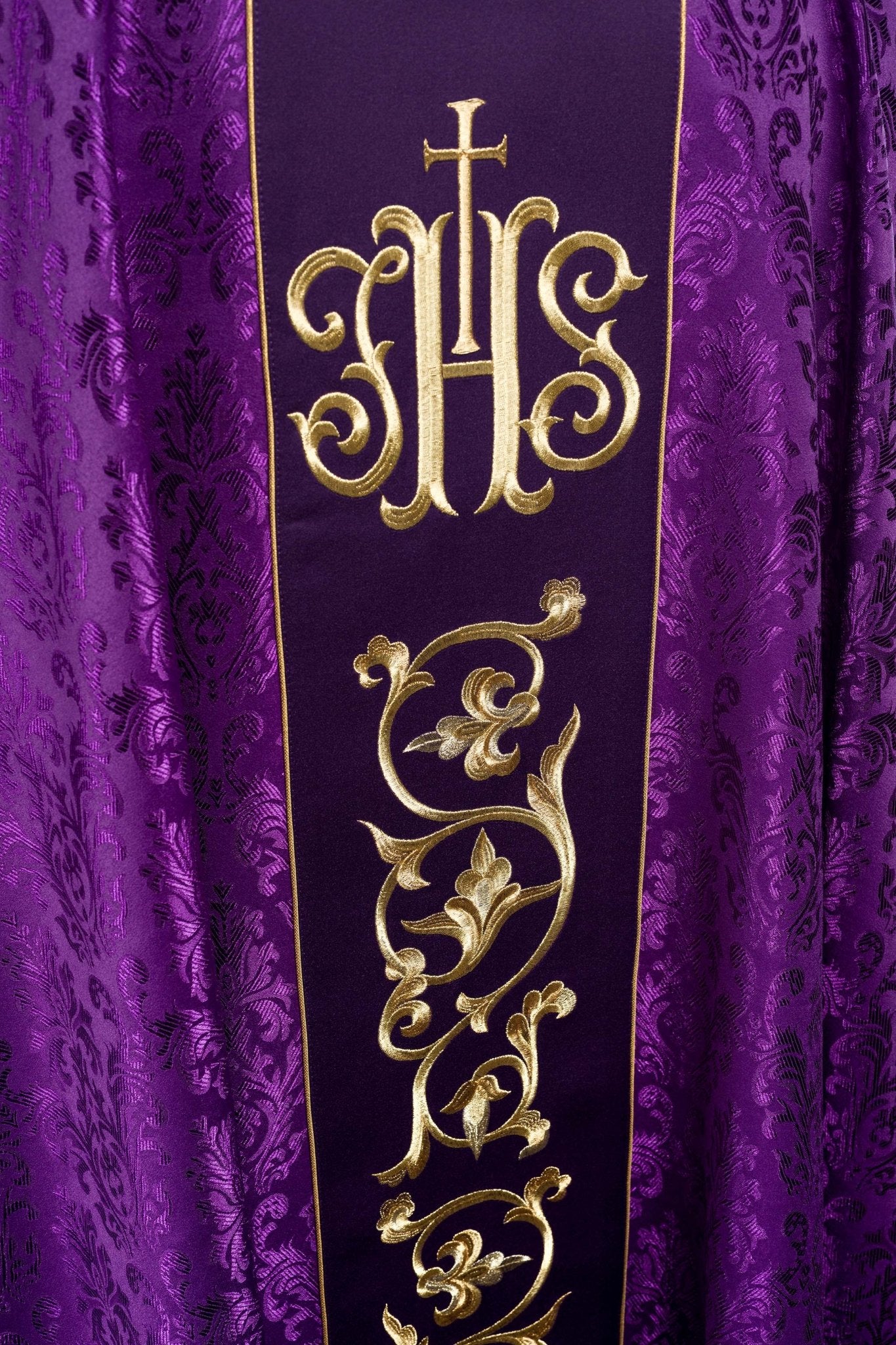Casula liturgica viola con cintura IHS riccamente decorata S-7059-03-67 - PERILPRETE.IT