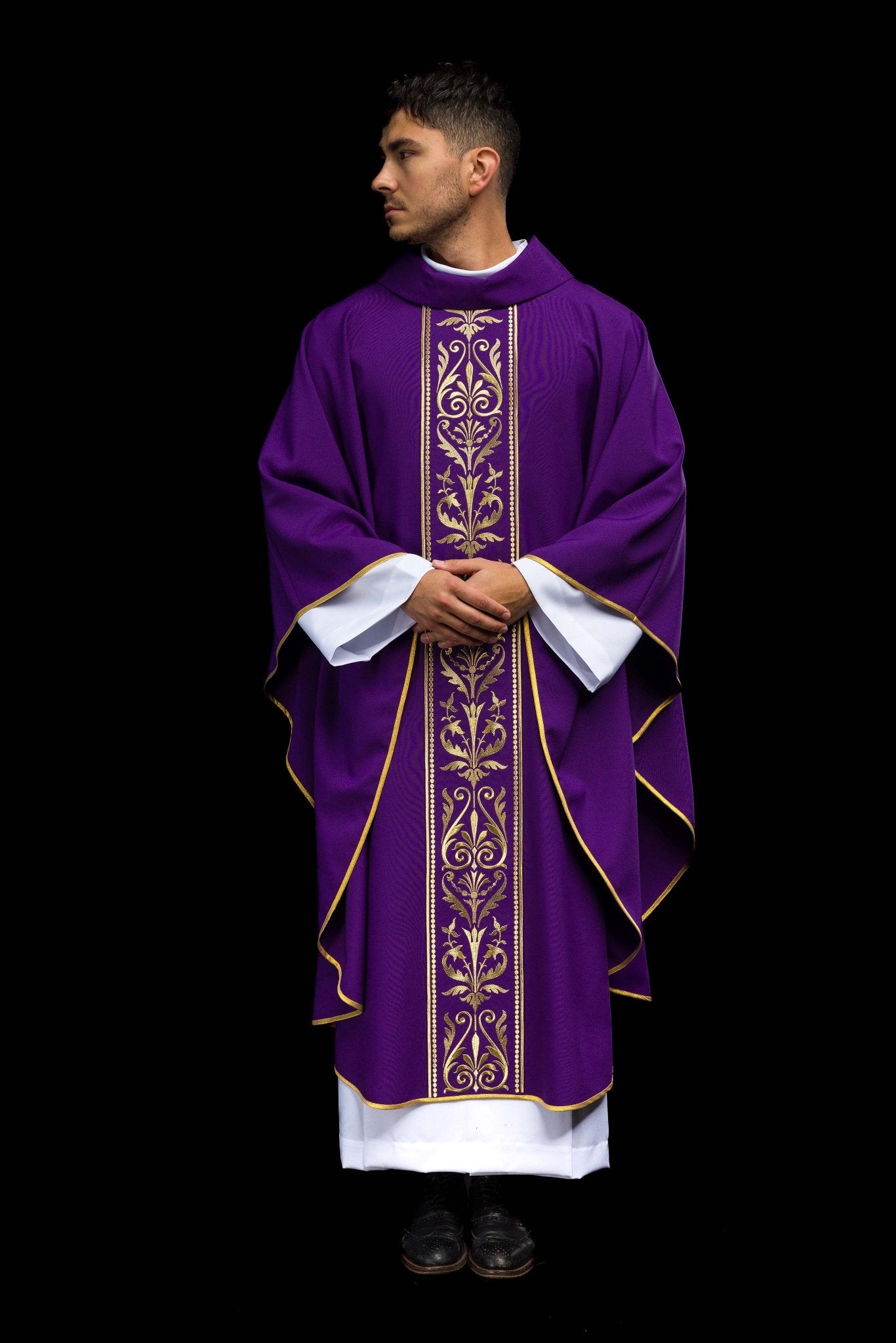 Casula liturgica Viola decorata con ampio stolone dorato ricamato KOR/008/03/01 FIOLET - PERILPRETE.IT