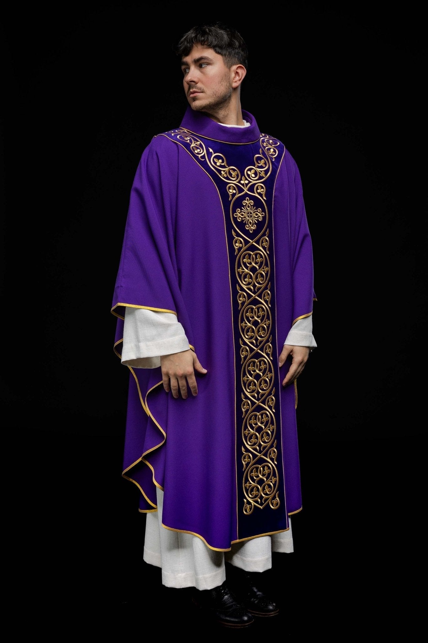 Casula liturgica Viola decorata con stolone in velluto ricamato KOR/169/03 - PERILPRETE.IT