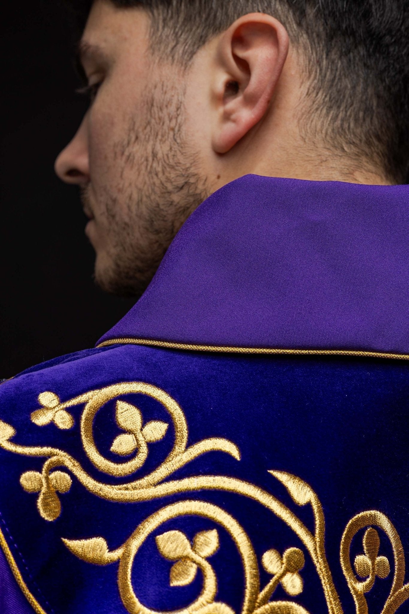 Casula liturgica Viola decorata con stolone in velluto ricamato KOR/169/03 - PERILPRETE.IT