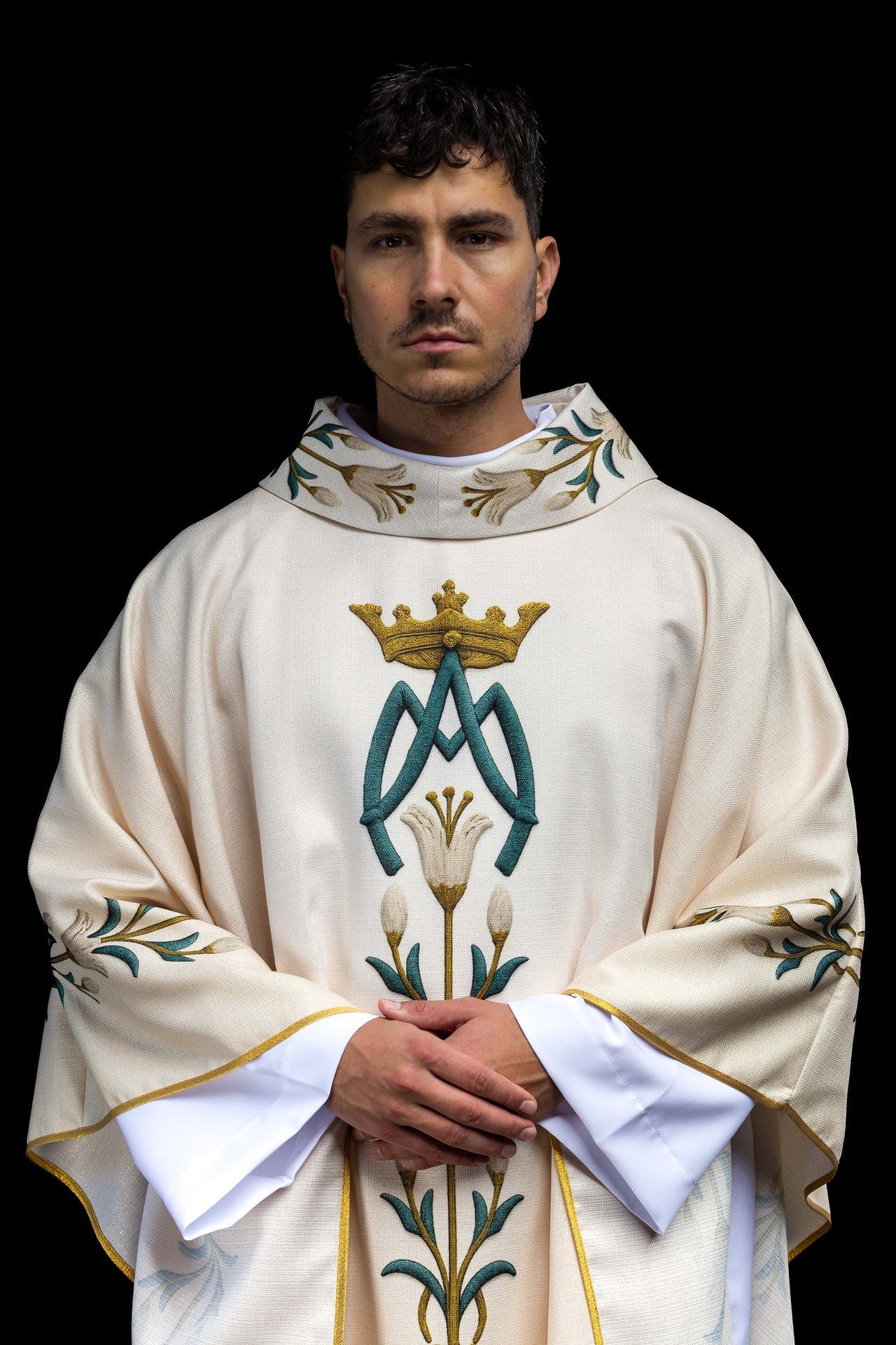 Casula mariana stampata con motivo di gigli e monogramma Ecru KOD/7002/05/40 - PERILPRETE.IT