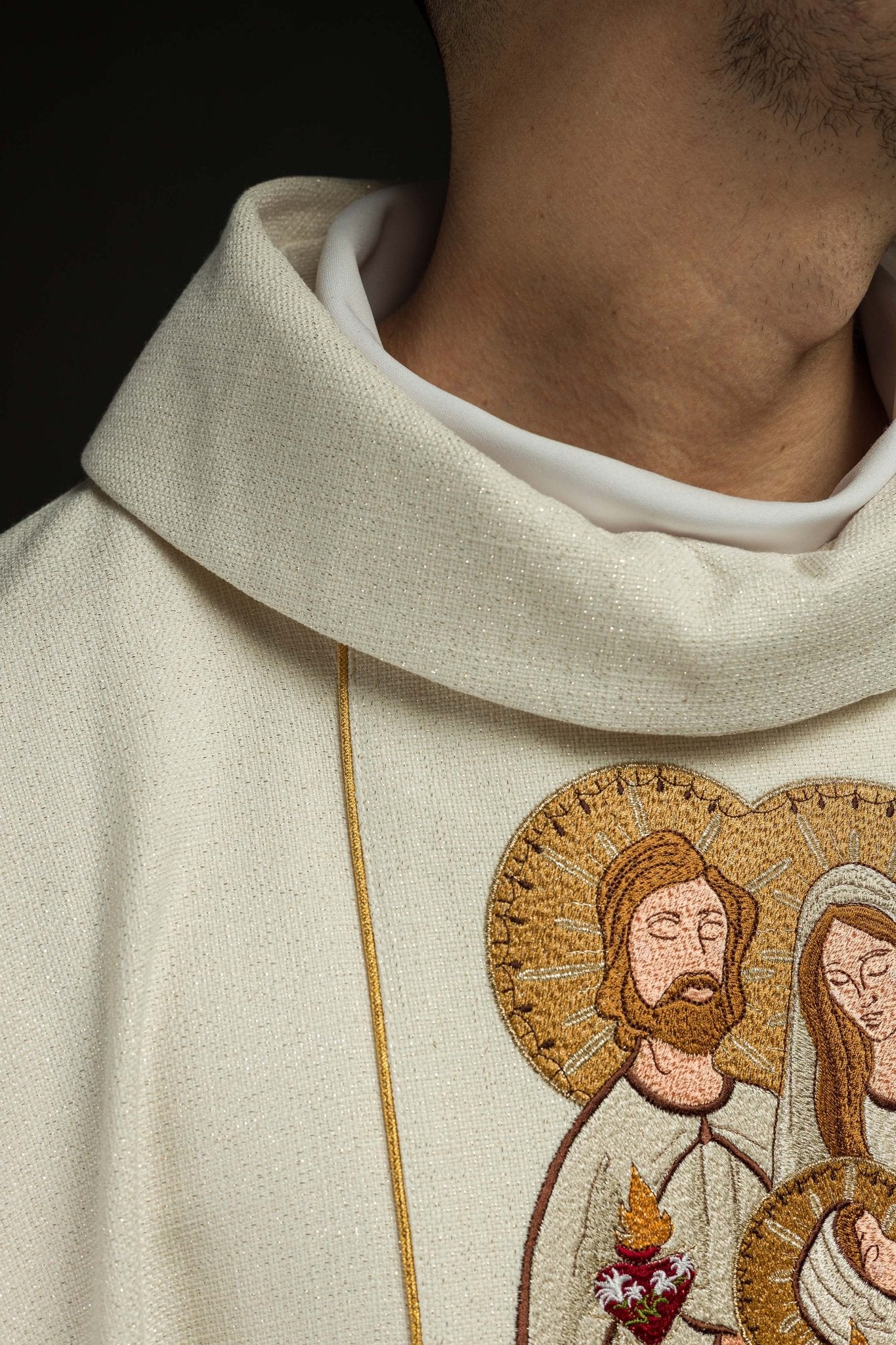 Casula natalizia ricamata con l'immagine della Sacra Famiglia KOR/292/05/71 - PERILPRETE.IT