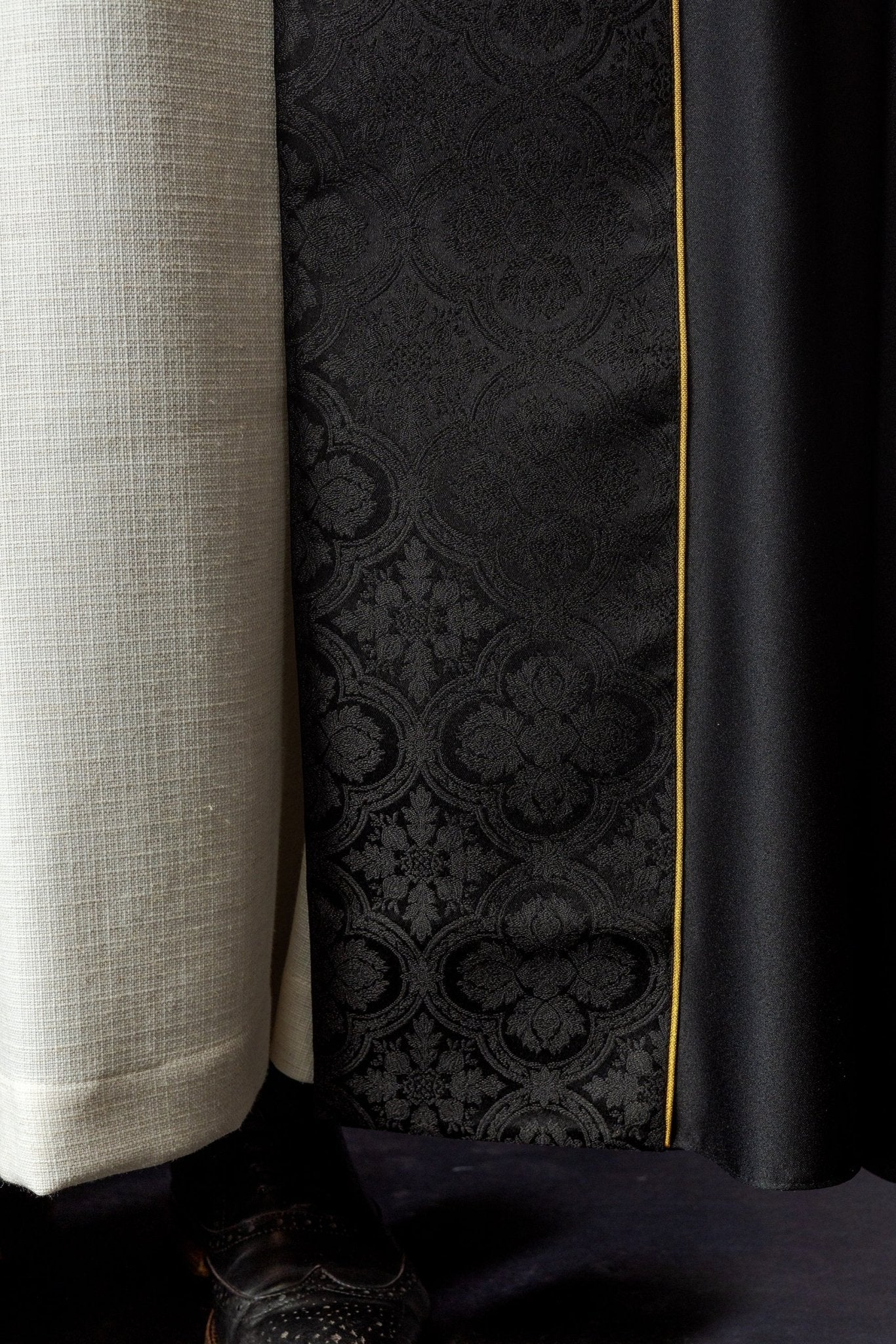 Casula nera con croce dorata ricamata su jacquard KKP/225/07/20 POMPON 145cm - PERILPRETE.IT