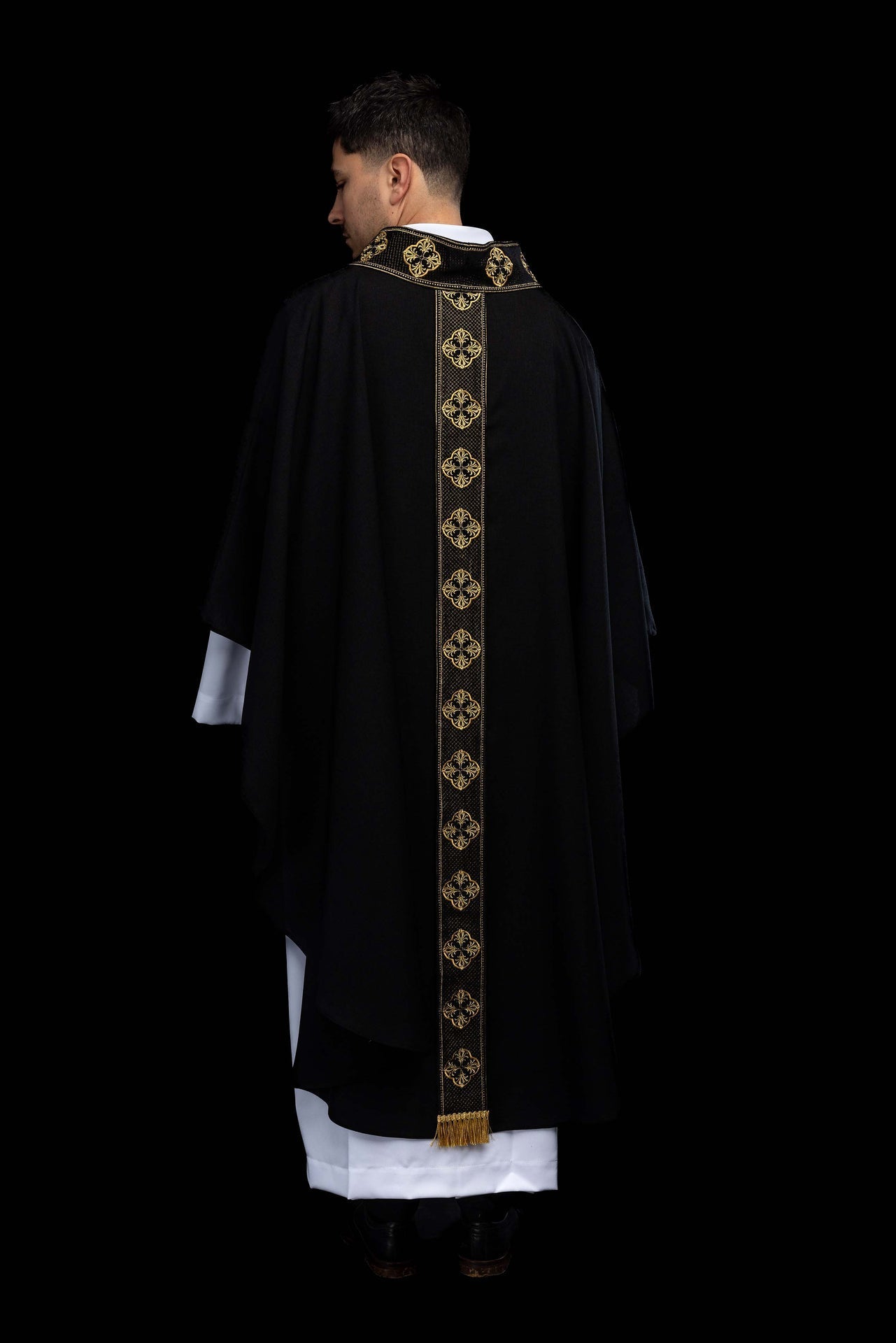 Casula nera con fascia ricamata e colletto con motivo a croci S-7069-07-70 - PERILPRETE.IT