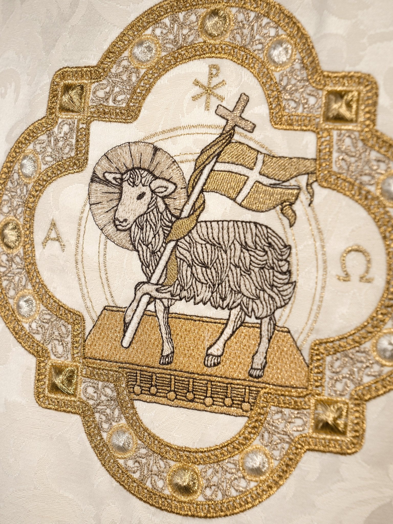Casula ricamata agnello pasquale su tessuto decorativo S - 7072 - 05 - 88 - PERILPRETE.IT