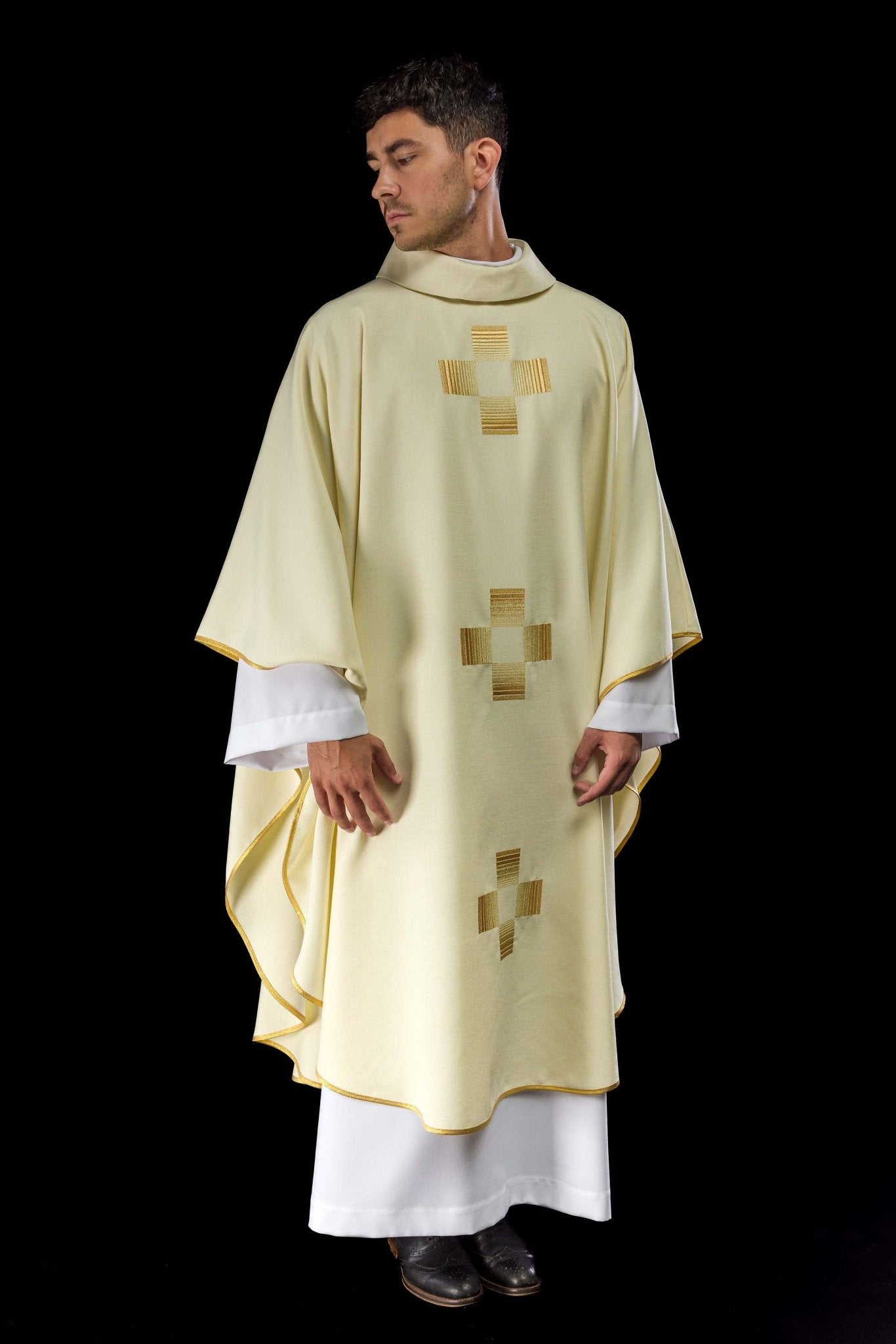Casula ricamata color écru con decorazioni dorate HA7011-05 ECRU - PERILPRETE.IT