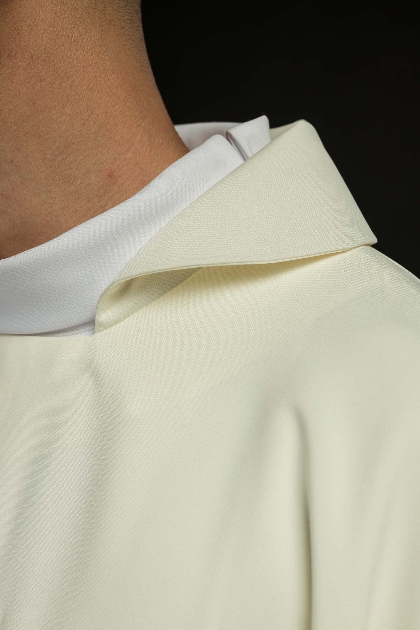 Casula ricamata color ecru con un simbolo a croce e ampio colletto KOK/001/05/12/KARO - PERILPRETE.IT